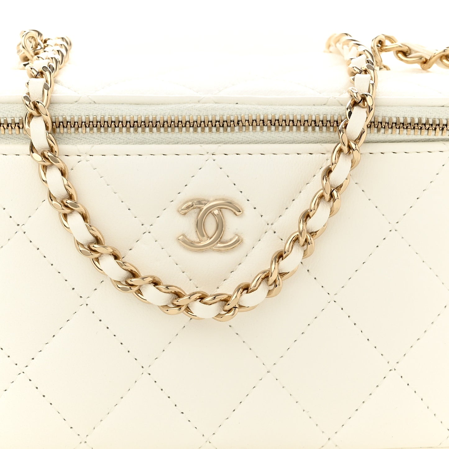 Lambskin Quilted Pearl Crush Small Vanity Case With Chain White