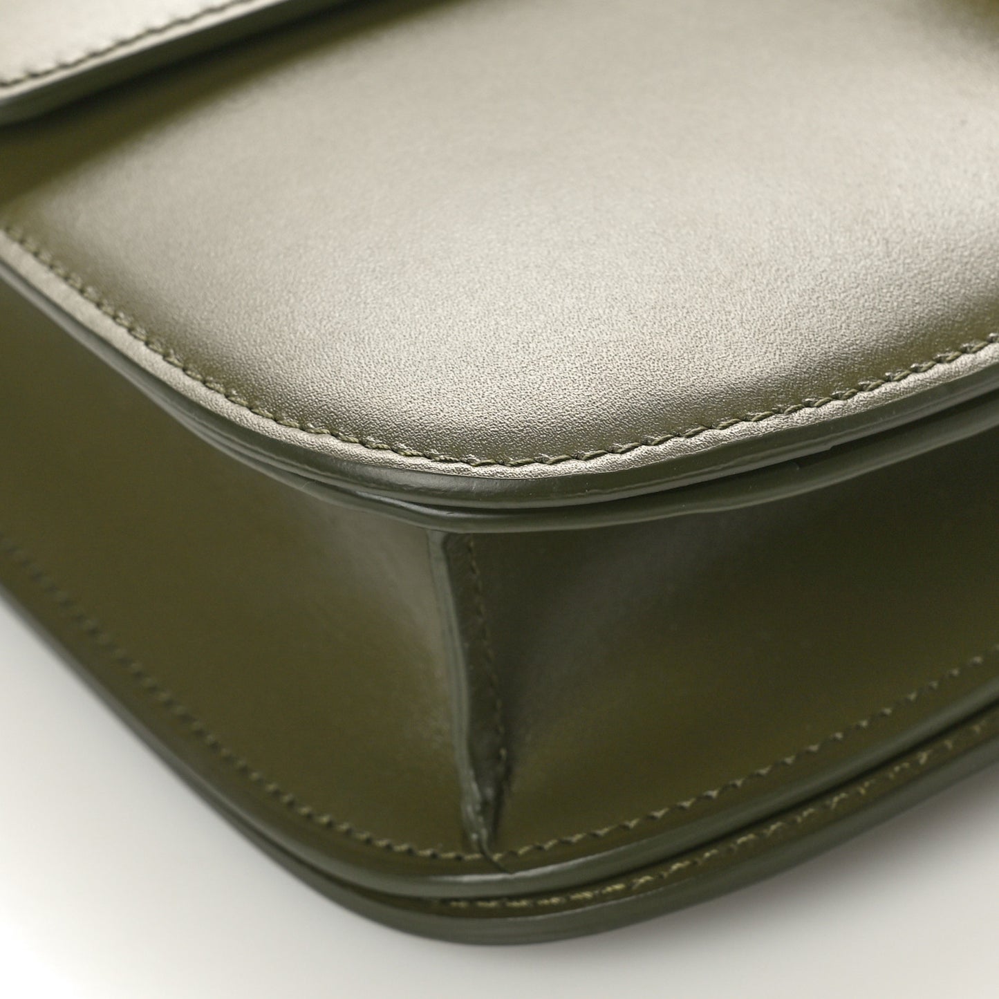 Box Calfskin Classic Box Medium Flap Bag Army Green