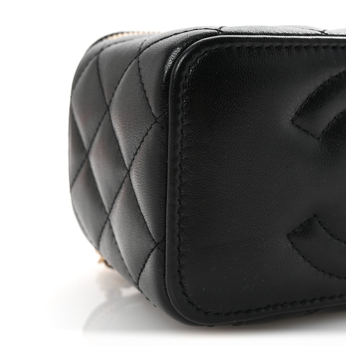 Lambskin Quilted Pearl Crush Small Vanity Case With Chain Black