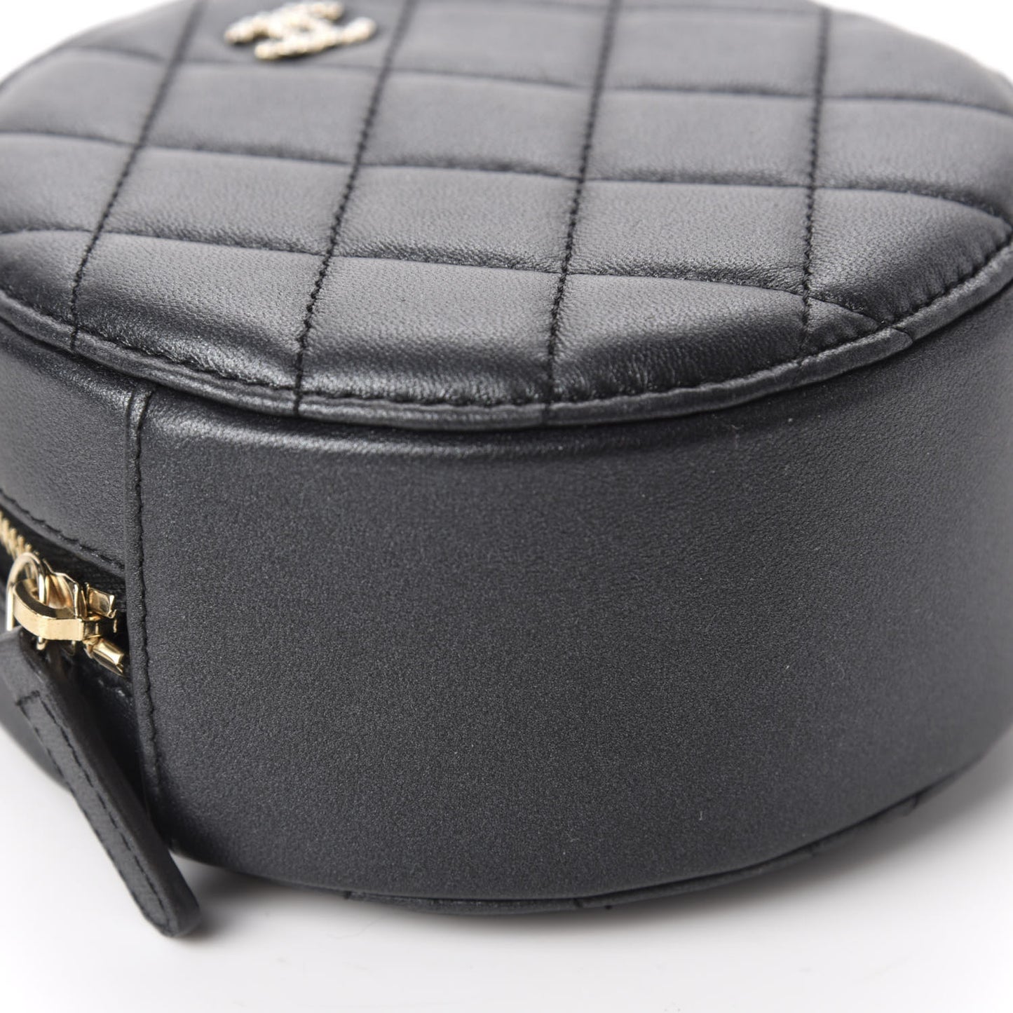 Iridescent Lambskin Quilted Pearl Round Clutch With Chain Black