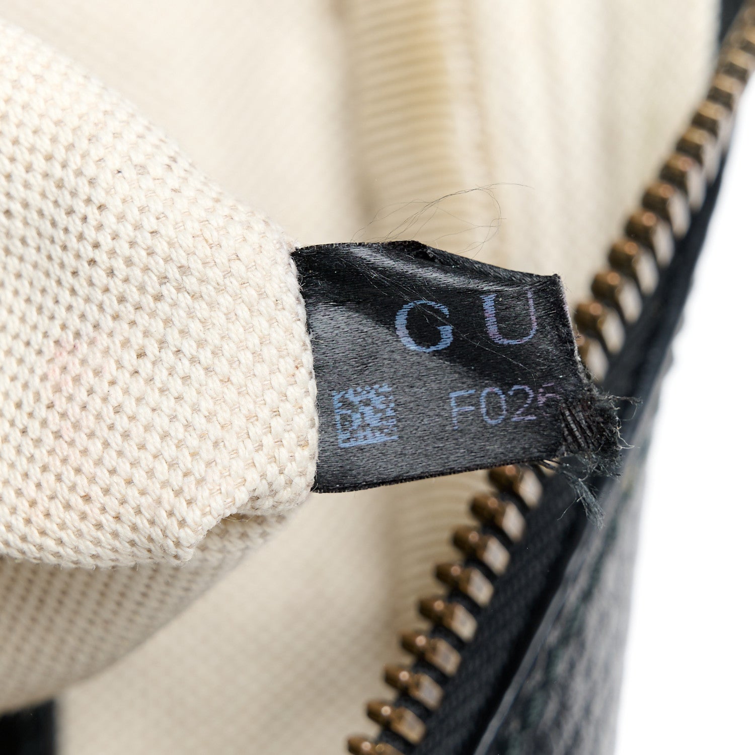 Gucci Grained Calfskin Logo Messenger Bag Black 8 of 12