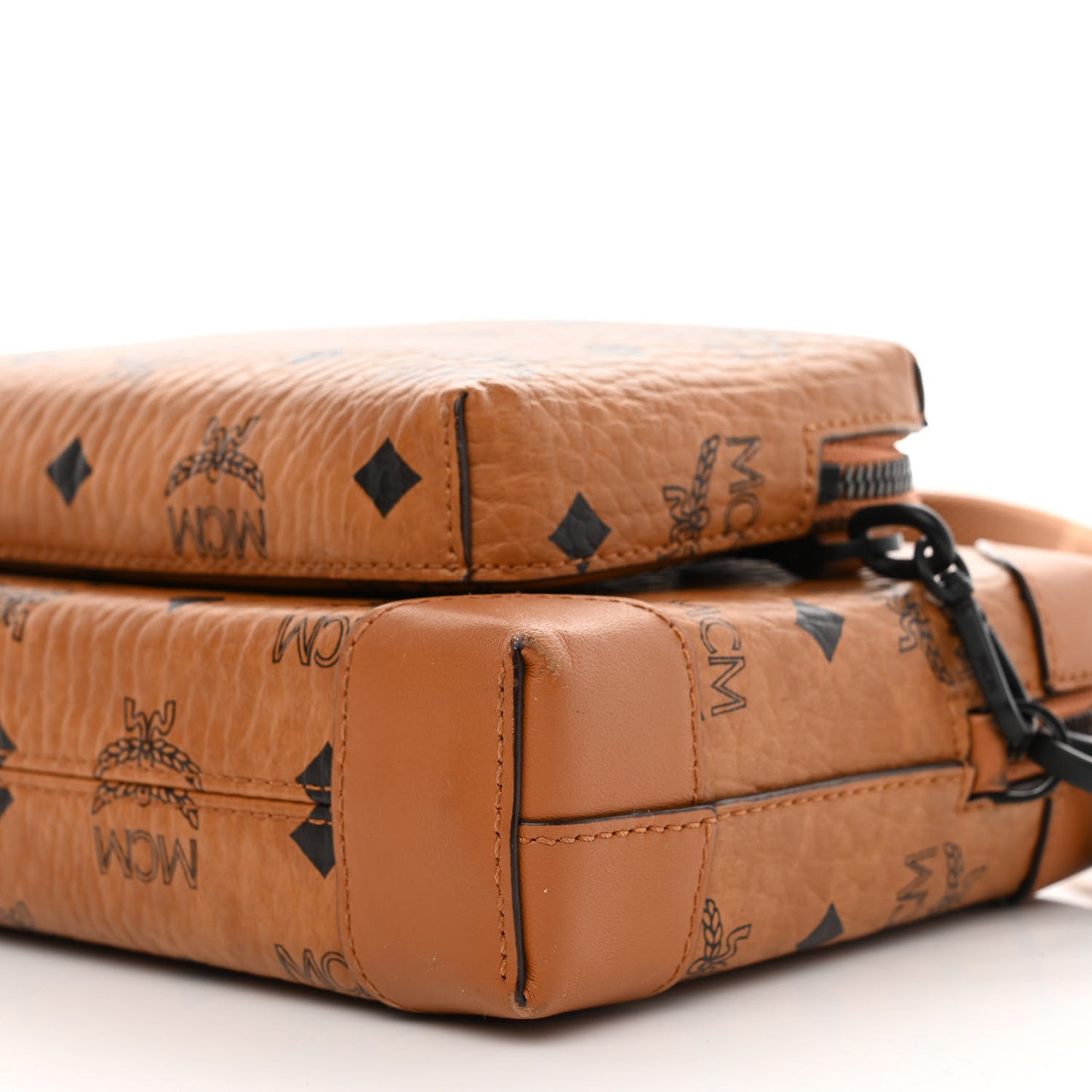 Visetos Small Soft Berlin Multifunction Crossbody Cognac