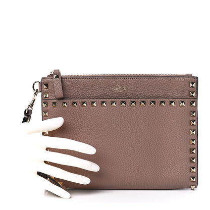 Valentino Garavani Pebbled Calfskin Medium Rockstud Flat Pouch Poudre 2 of 13