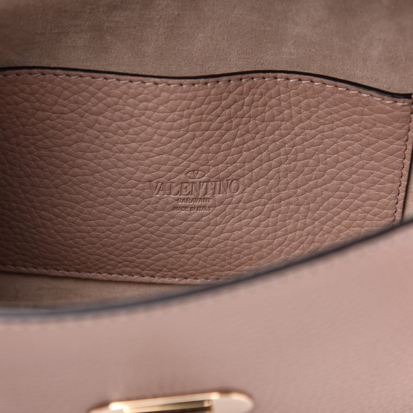 Pebbled Calfskin Medium Rockstud Flip Lock Crossbody Bag Poudre