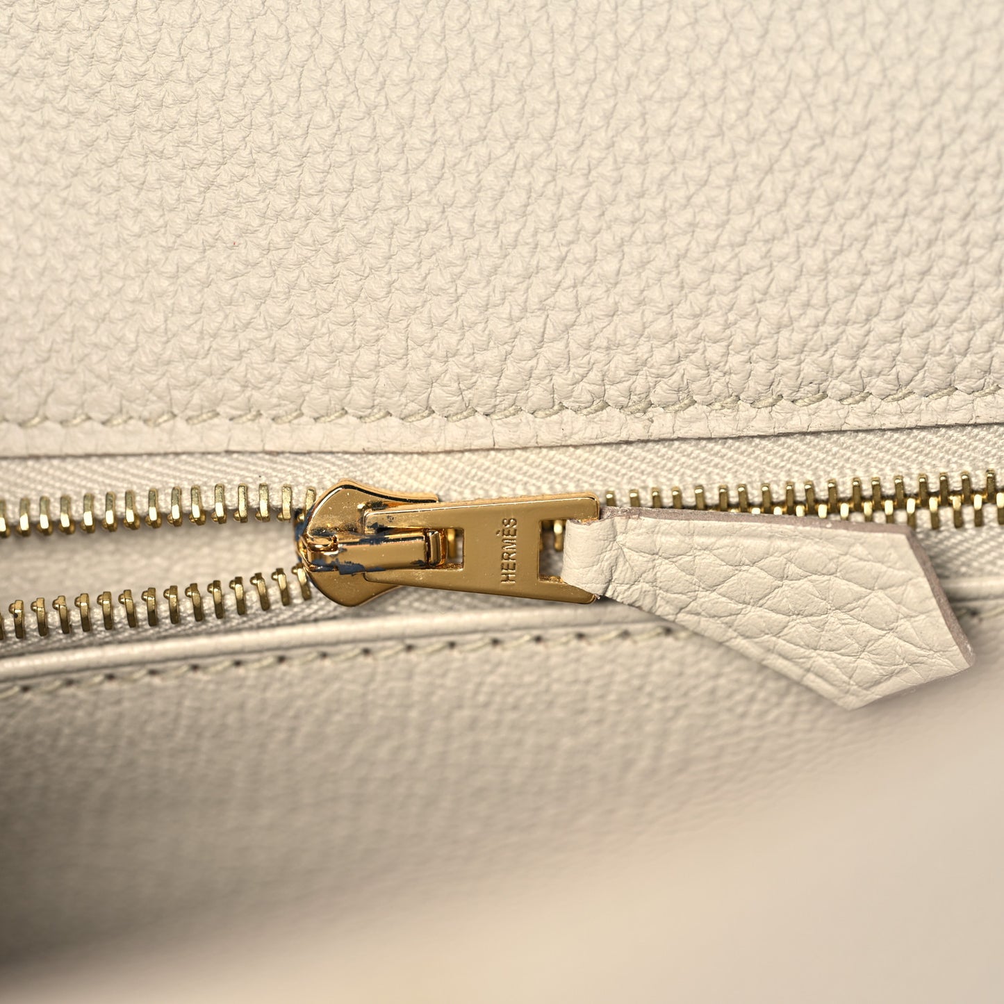 Togo Kelly Retourne 25 Beton