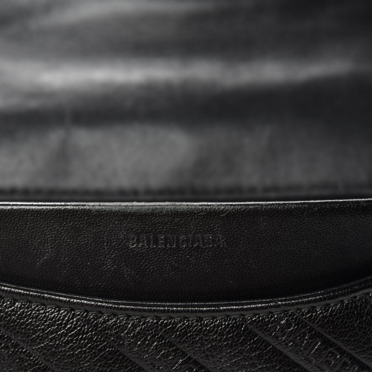 Shiny Goatksin Logo Embossed Monochrome M BB Round Shoulder Bag Black