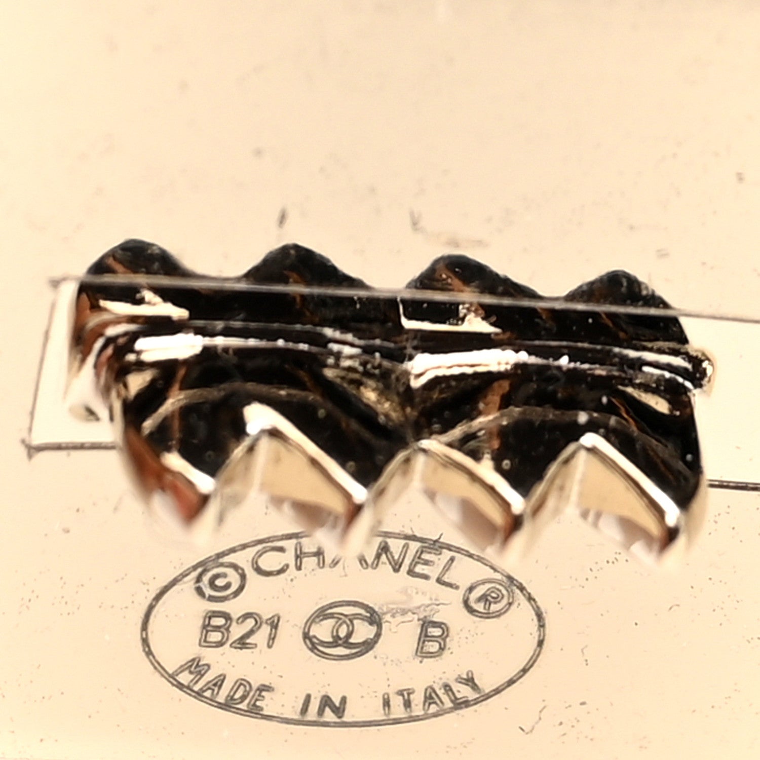 Chanel Metal Enamel Logo Hair Clip Gold 1865390 – FASHIONPHILE Chanel Metal Enamel Logo Hair Clip Gold 1865390 – FASHIONPHILE