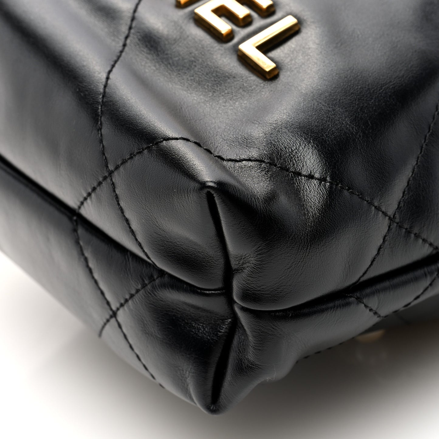 Shiny Calfskin Quilted Pearl CC Chain Mini Chanel 22 Black