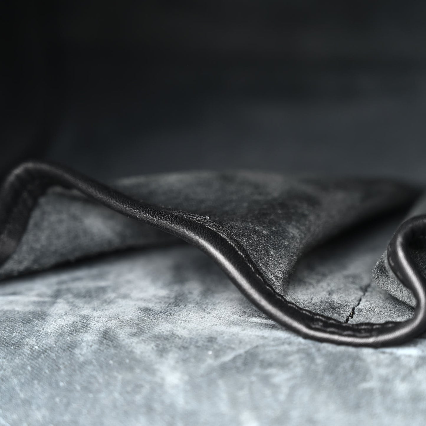 Calfskin Small Heroine Black