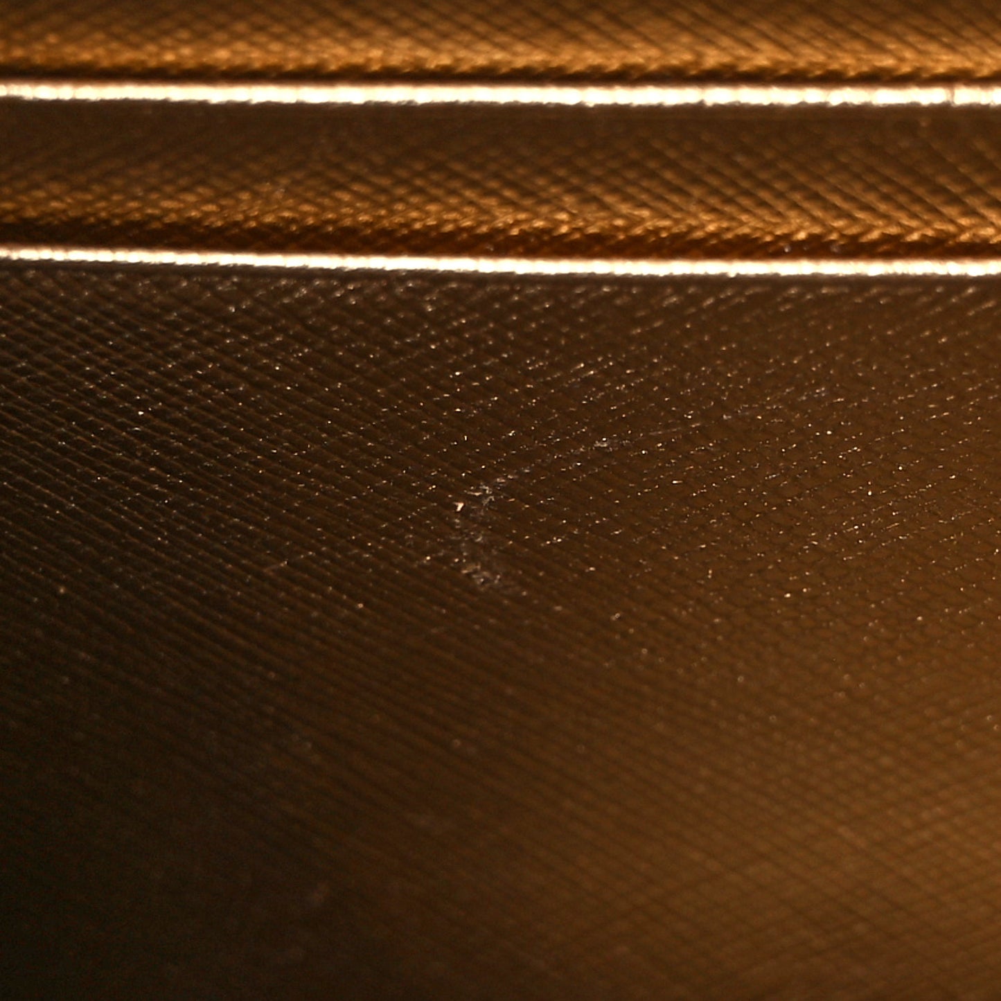 Saffiano Lux Sound Wallet On Chain Platino