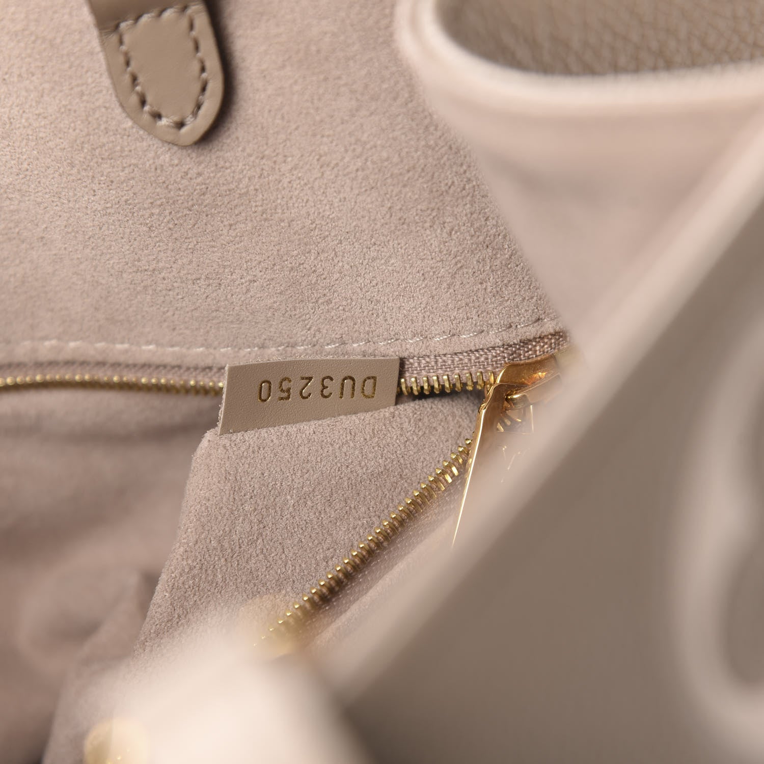 Louis Vuitton Empreinte Monogram Giant Onthego MM Tourterelle Creme 8 of 10