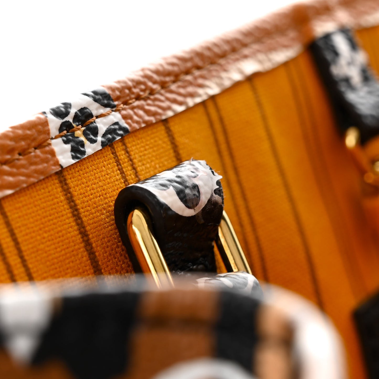 Monogram Giant Jungle Onthego GM Black