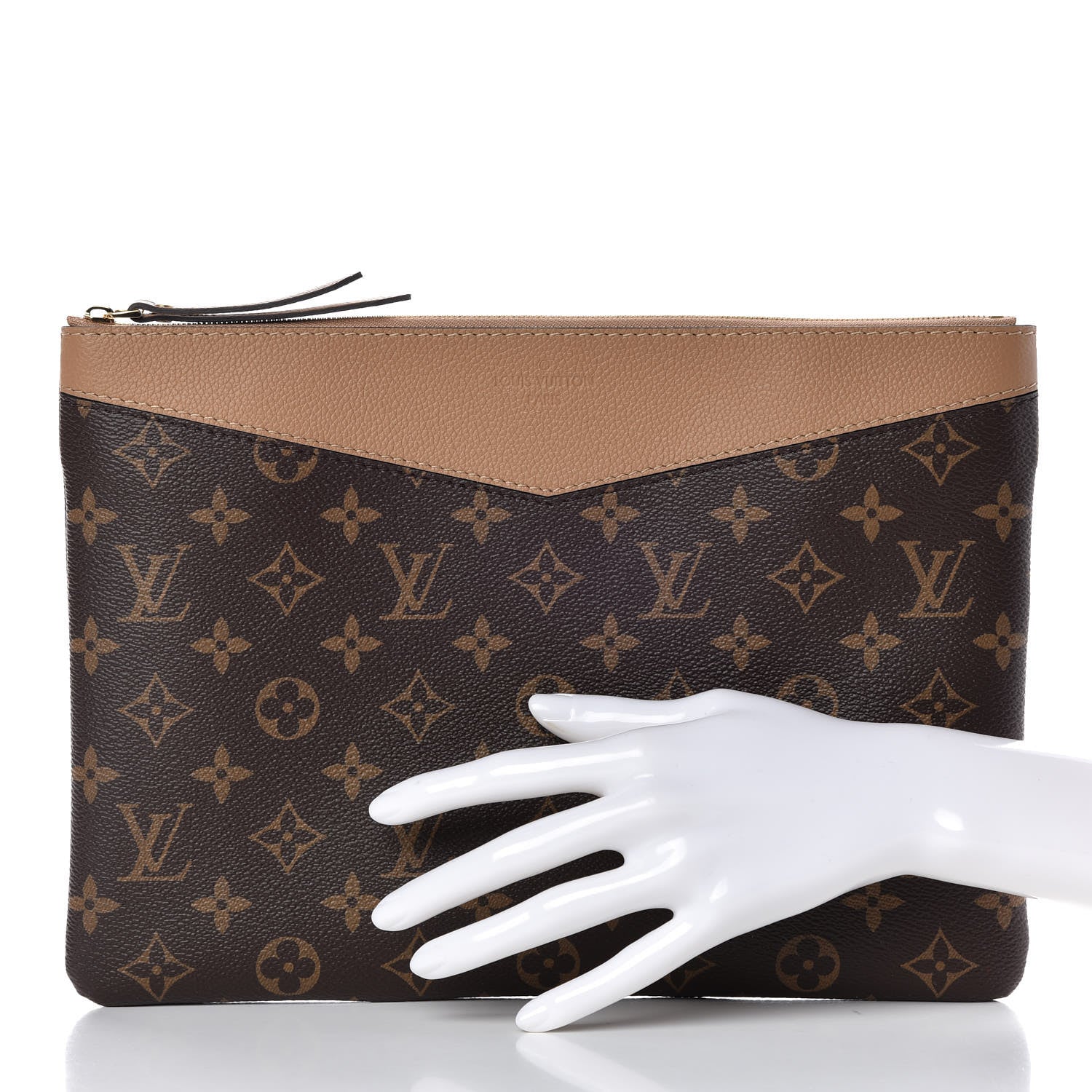 Louis Vuitton Monogram Daily Pouch Sesame 2 of 9