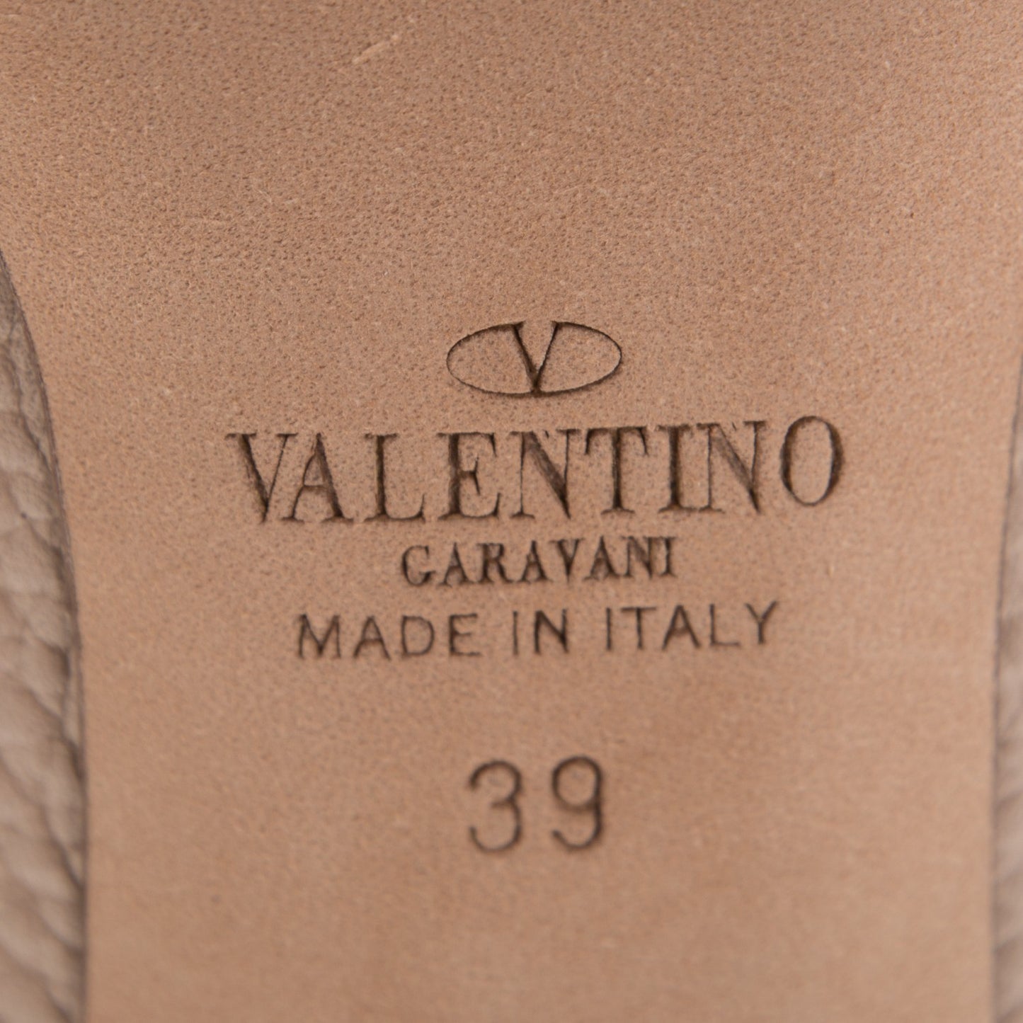 Pebbled Calfskin Rockstud Ankle Strap Pumps 39 Poudre