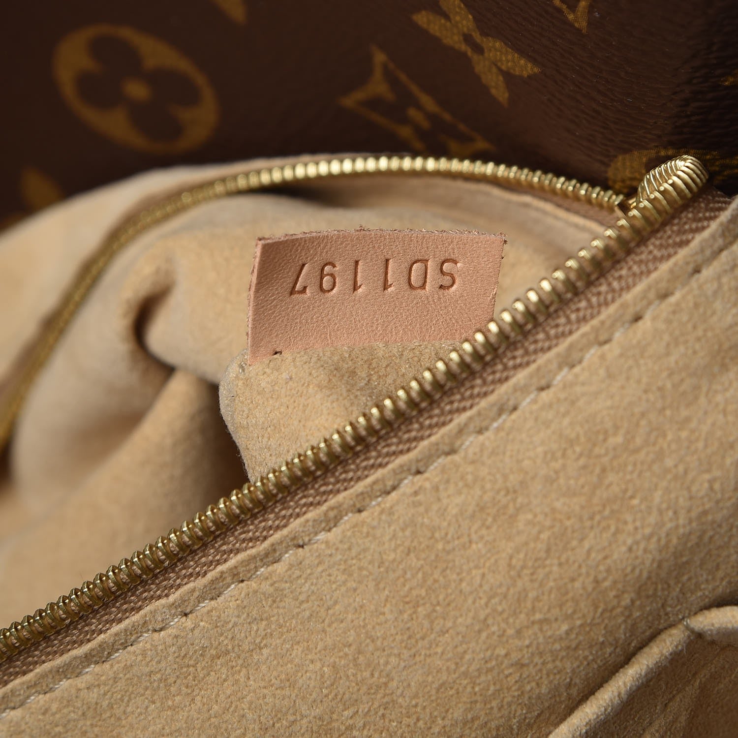 Louis Vuitton Monogram Artsy MM 8 of 10