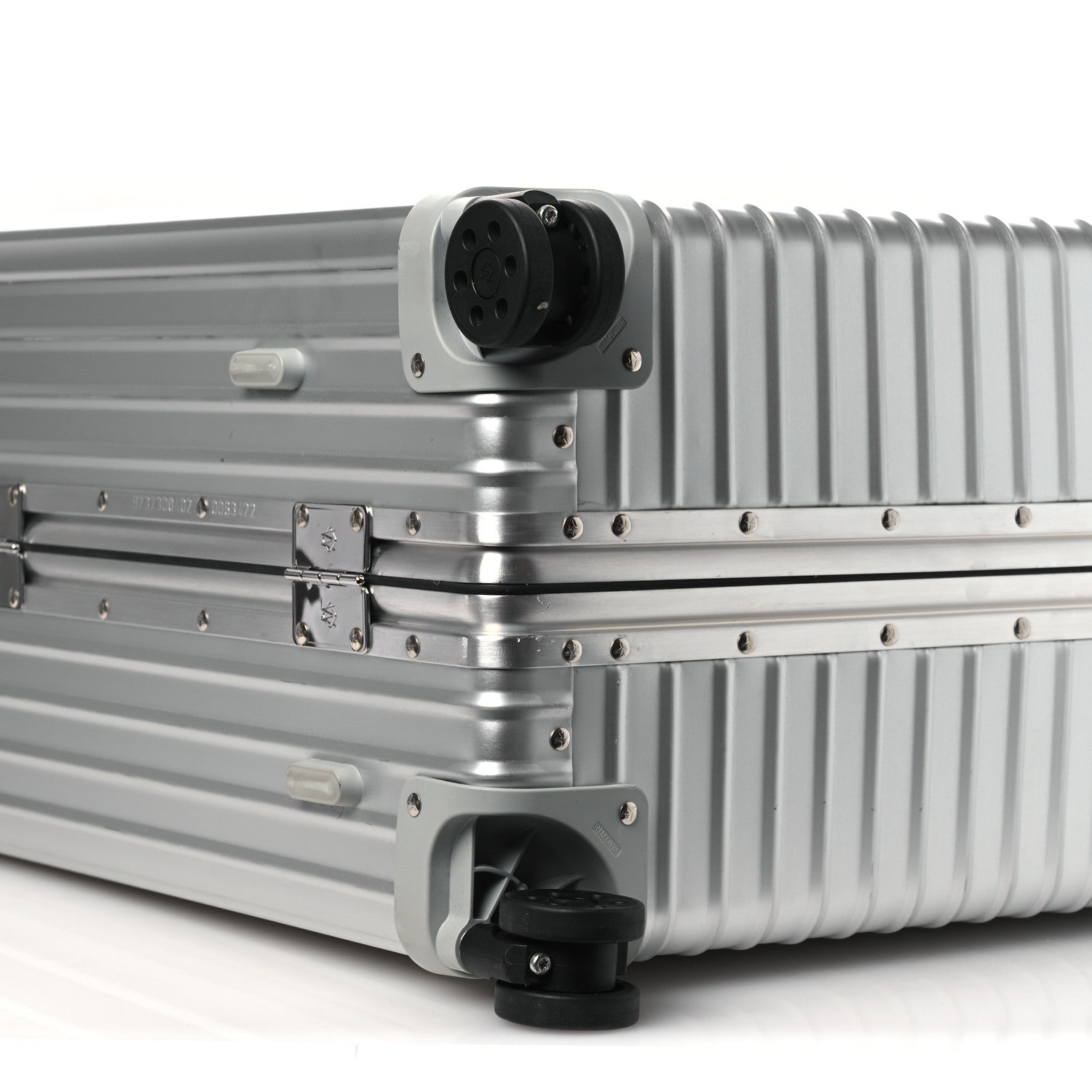 Rimowa Aluminum Classic Check-In L Silver 7 of 11