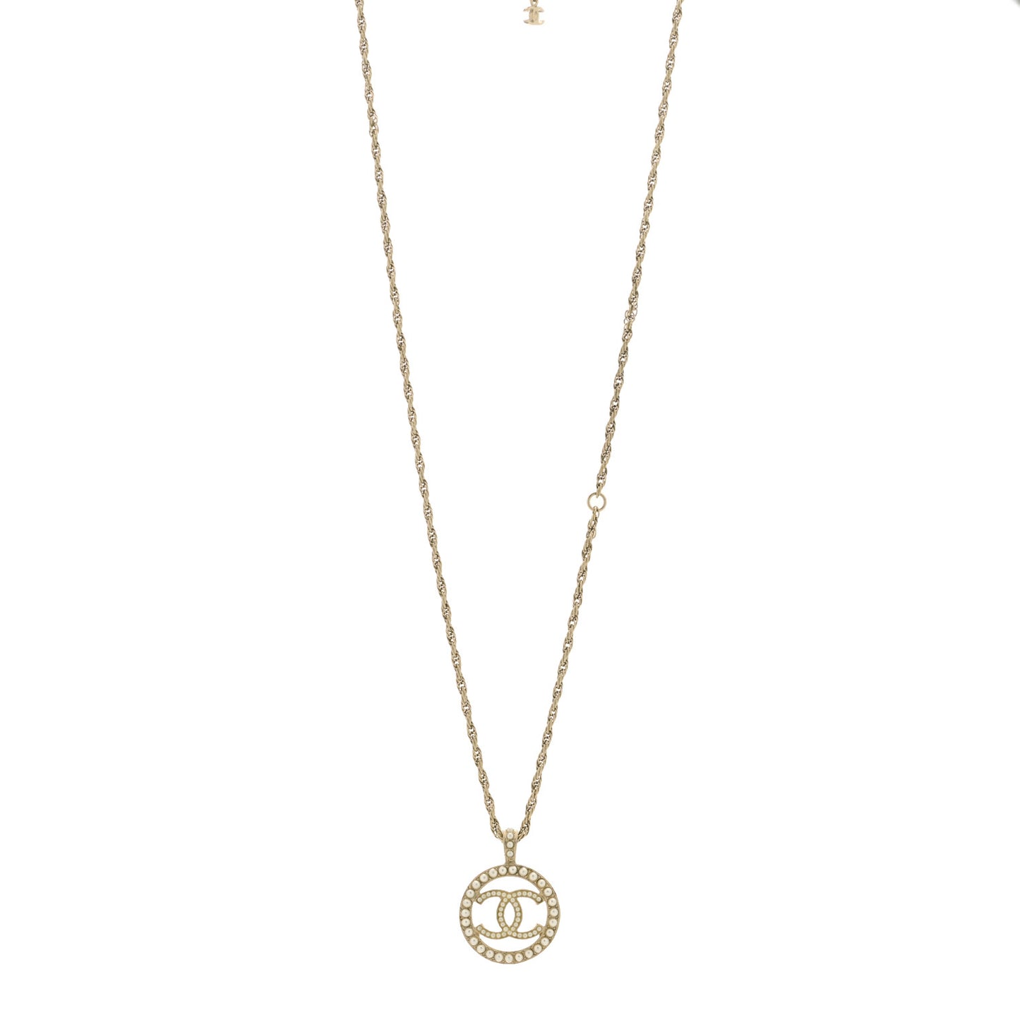 Pearl CC Round Pendant Necklace Gold