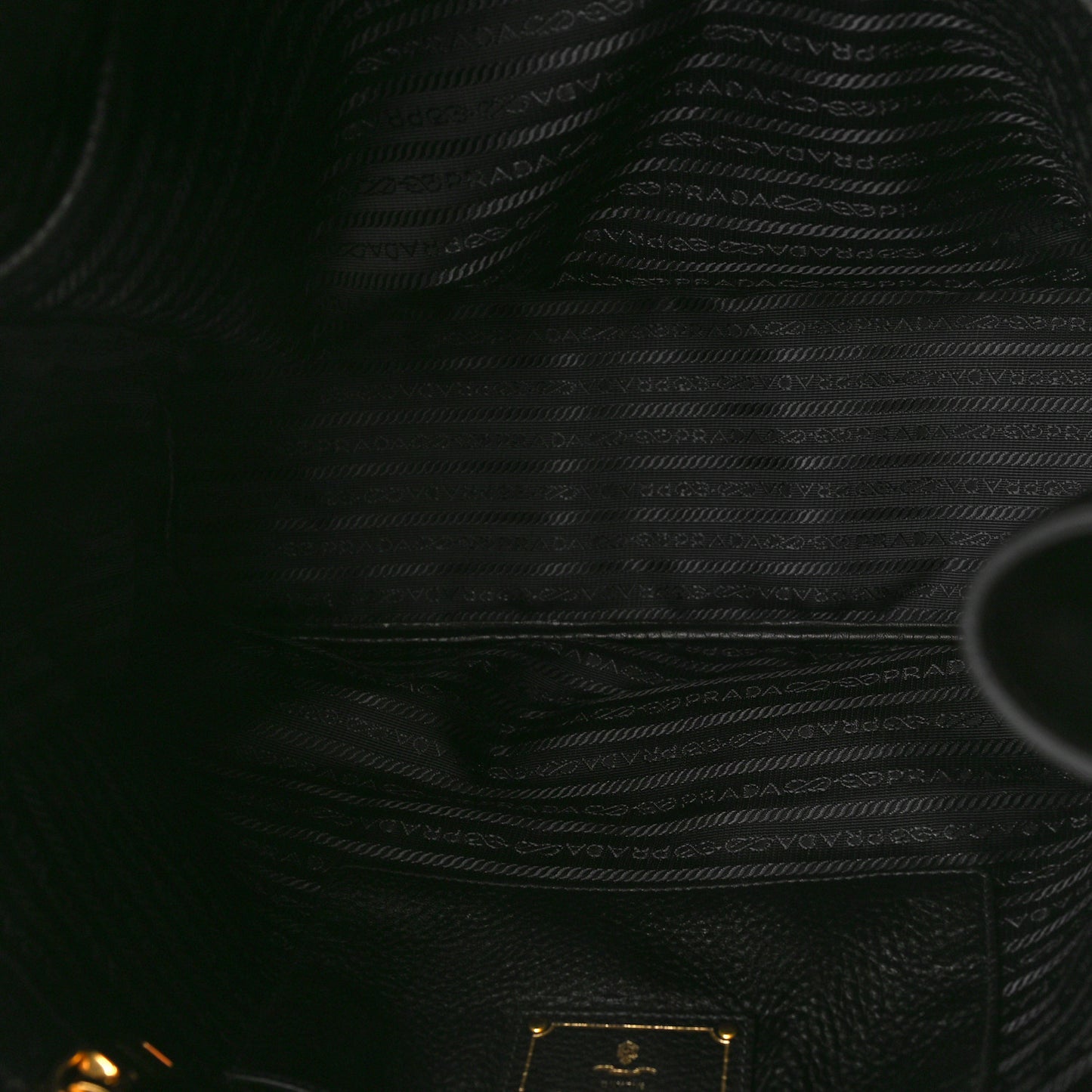 Vitello Daino Side Zip Tote Black