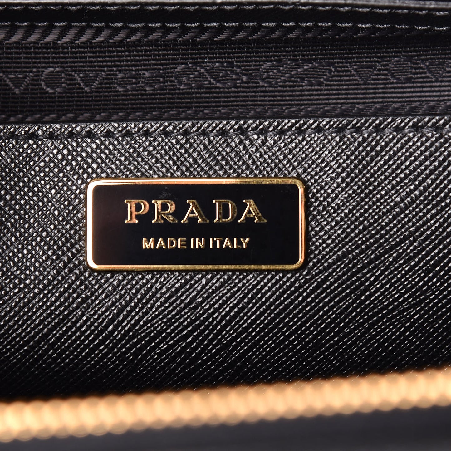 Saffiano Medium Galleria Double Zip Tote Black