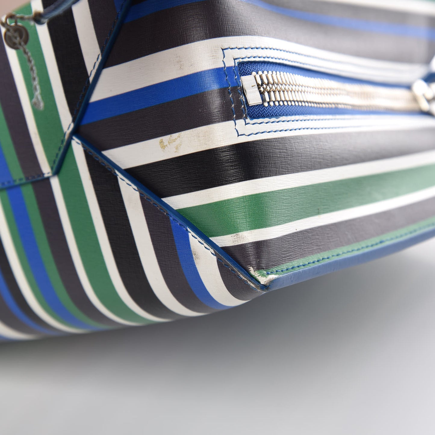 Veau Striped Papier B4 Zip Around Tote Variante Blue