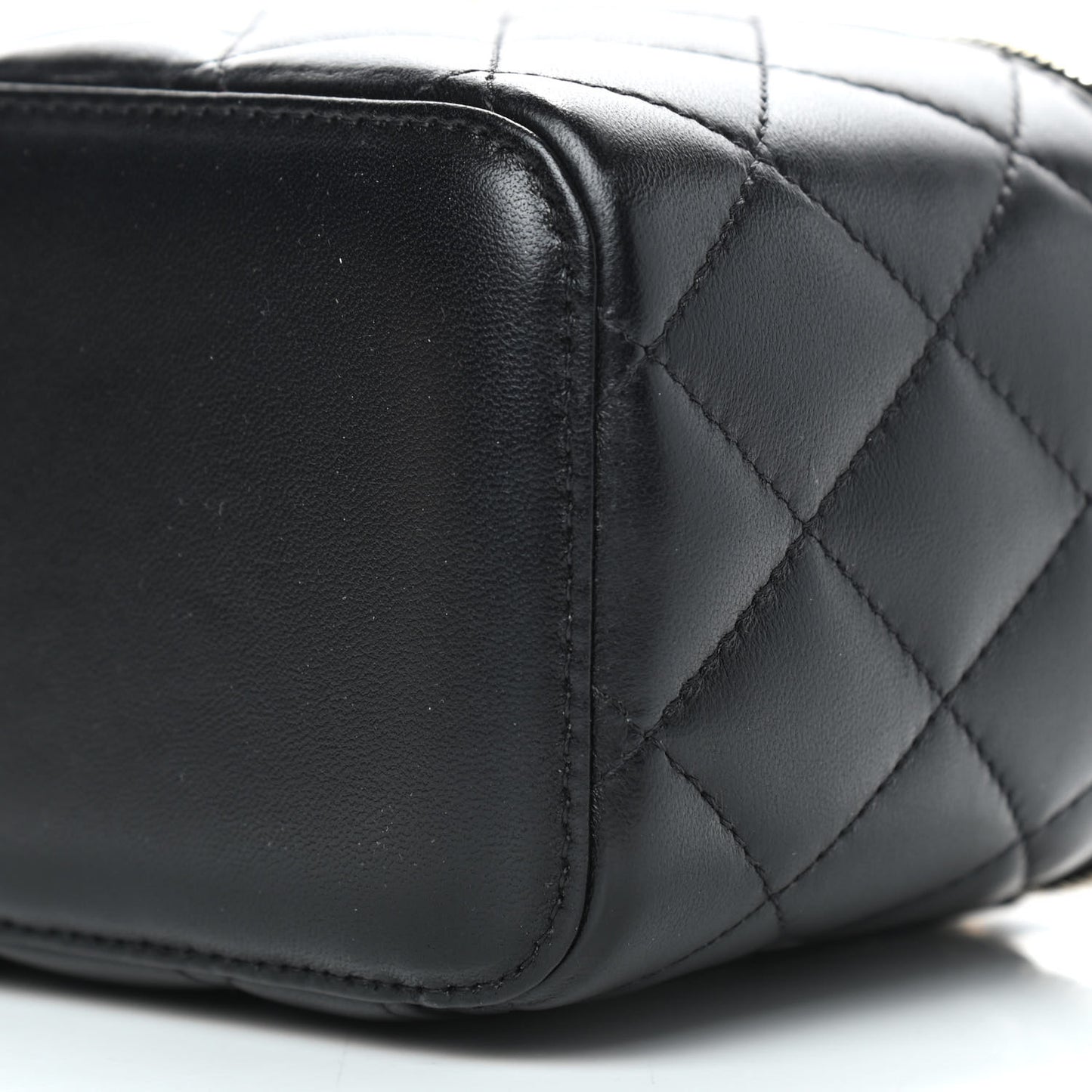 Lambskin Quilted Pearl Crush Small Vanity Case With Chain Black