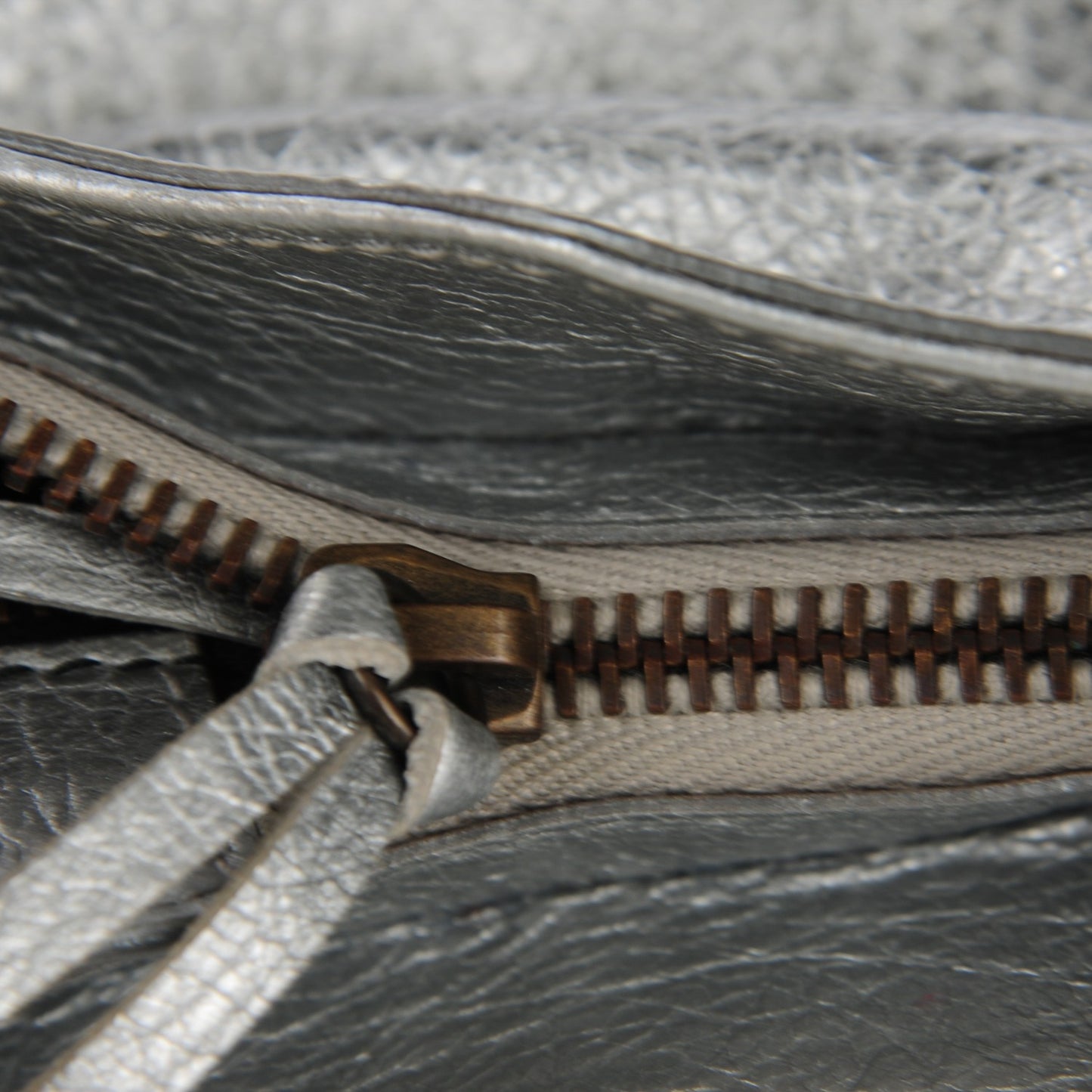 Agneau Classic Hardware Hip Gris Aluminum