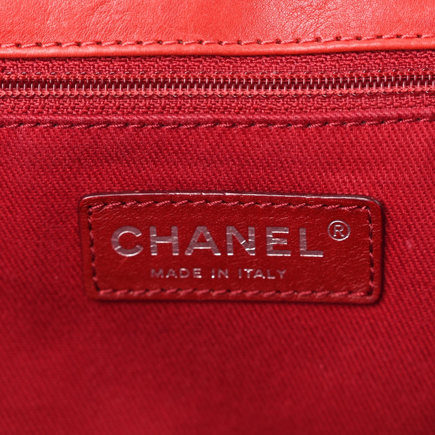 Grained Calfskin Medium Natural Beauty Flap Red