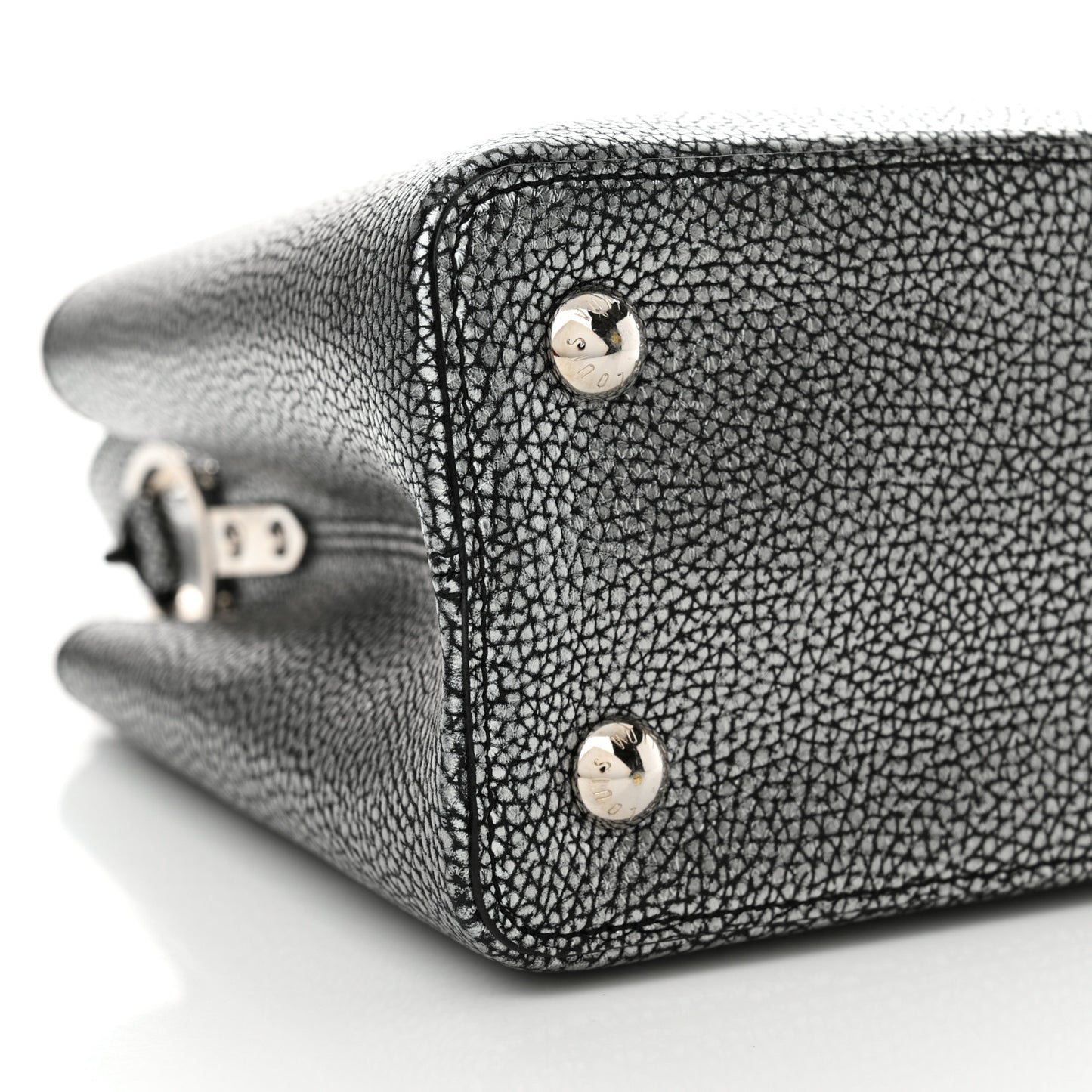 Taurillon Capucines MM Chrome