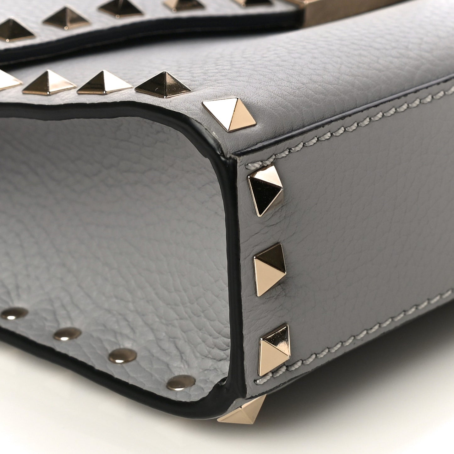 Pebbled Calfskin Medium Rockstud Flip Lock Crossbody Bag Pastel Grey