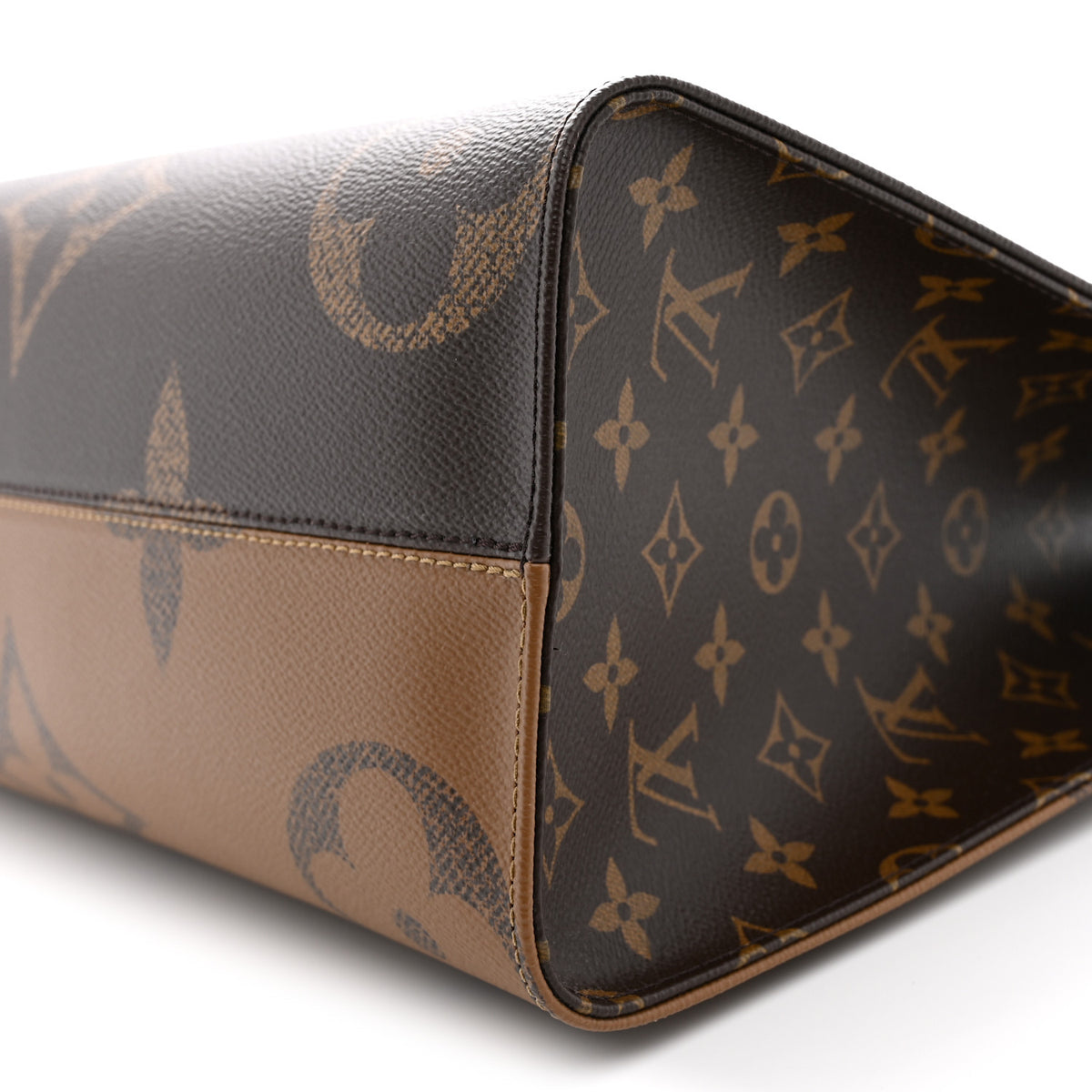 Reverse Monogram Giant Onthego MM
