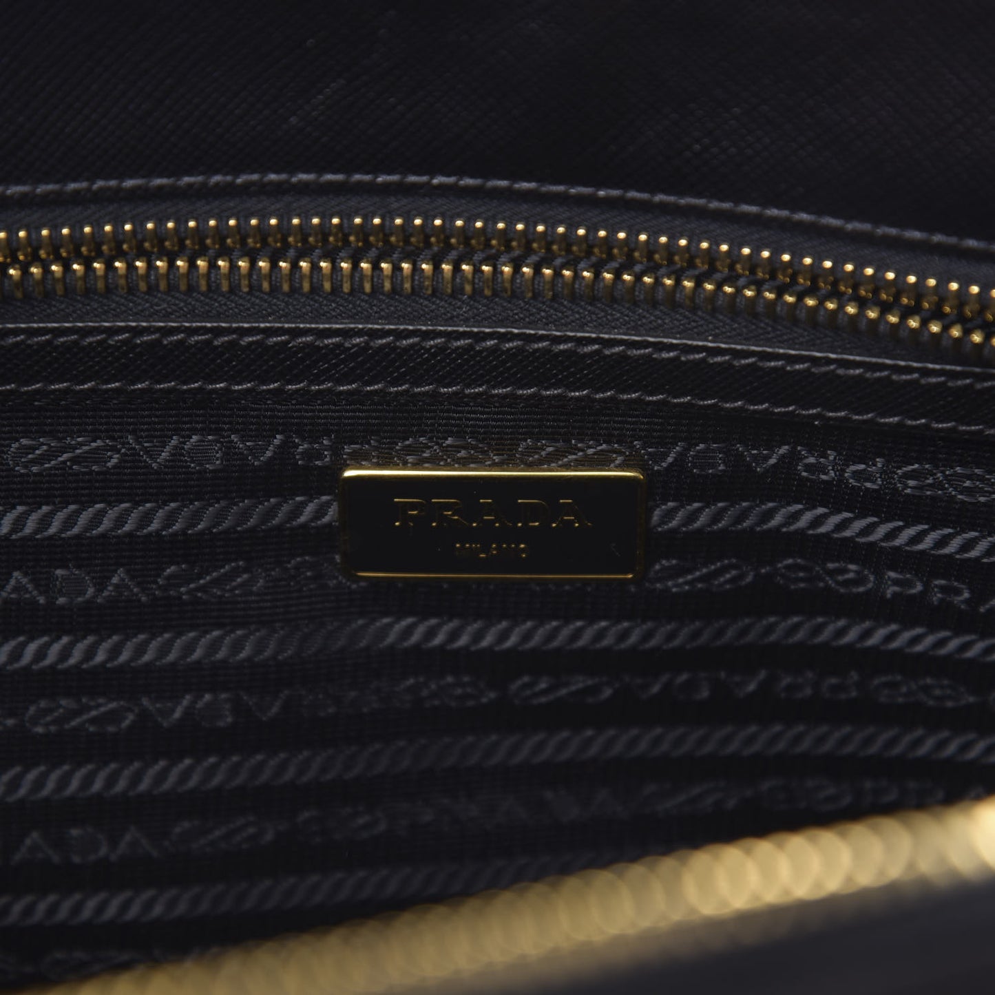 Saffiano Medium Galleria Double Zip Tote Black