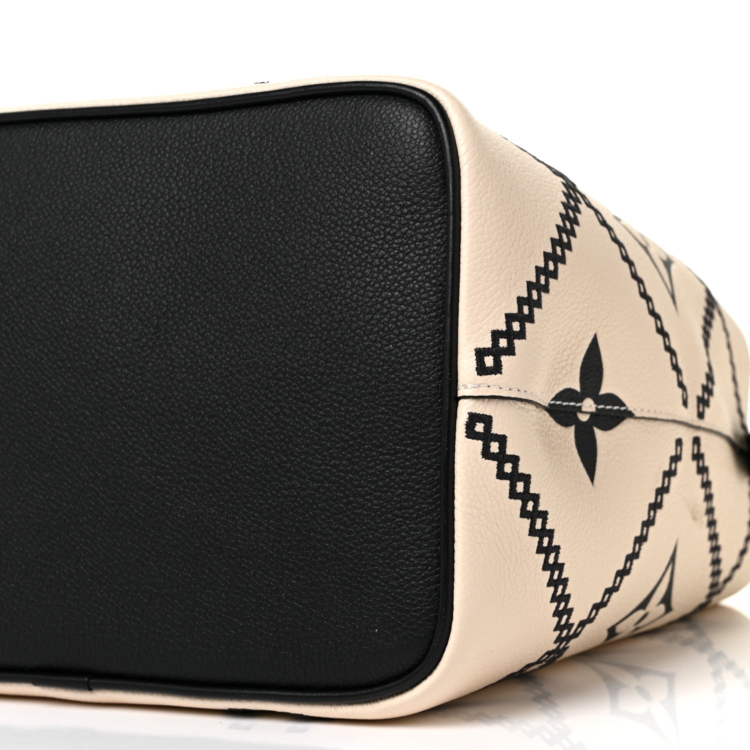 Louis Vuitton Empreinte Monogram Giant Broderies Neonoe MM Cream Black 8 of 8