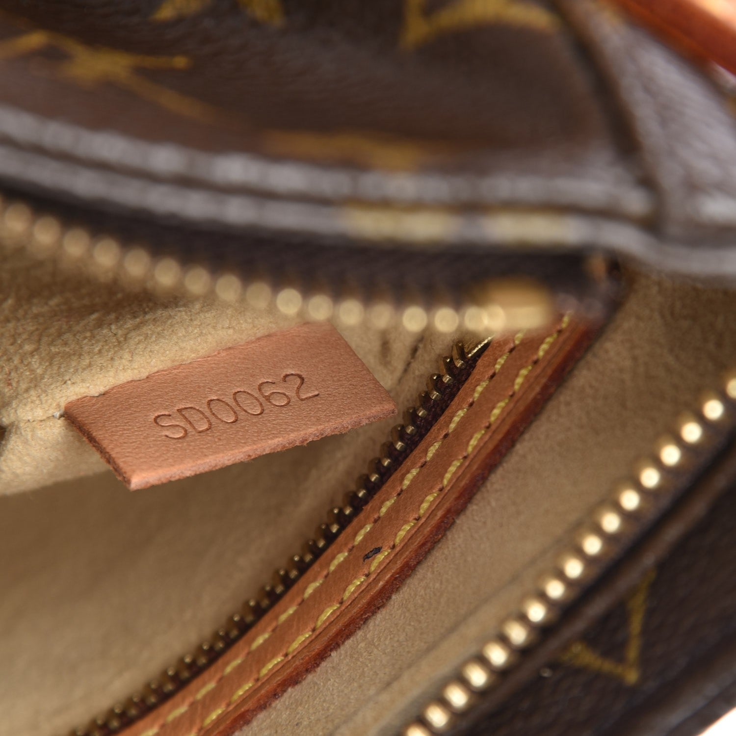 Louis Vuitton Monogram Looping MM 7 of 11