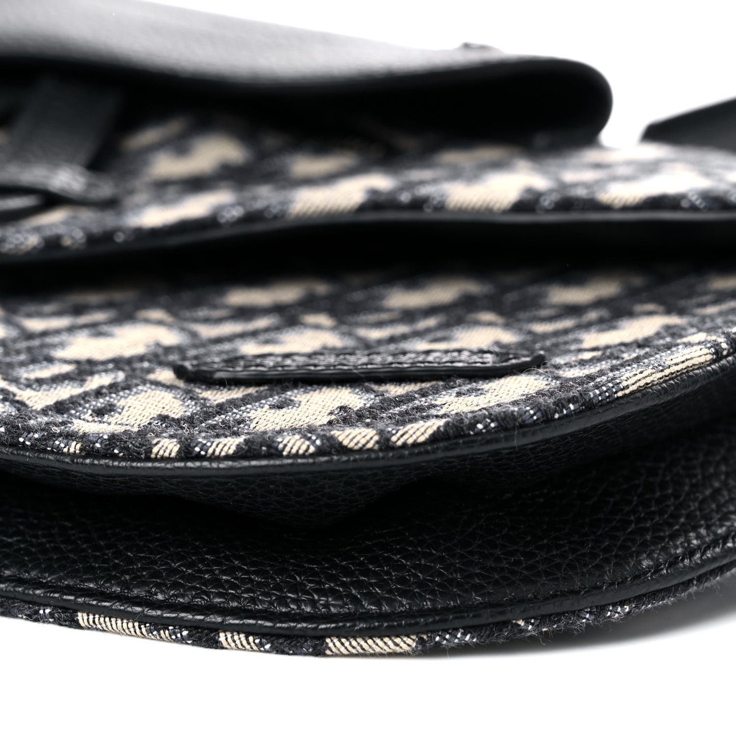 Oblique Saddle Messenger Pouch Beige Black