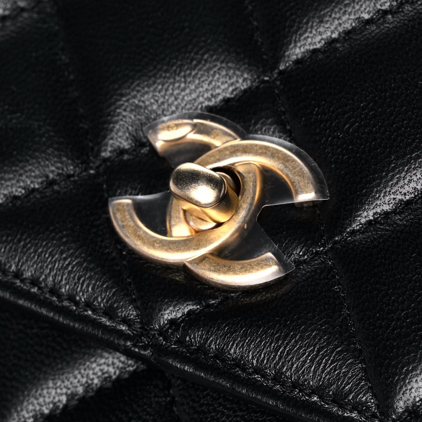 Lambskin Quilted CC Pearl Crush Wallet on Chain WOC Black