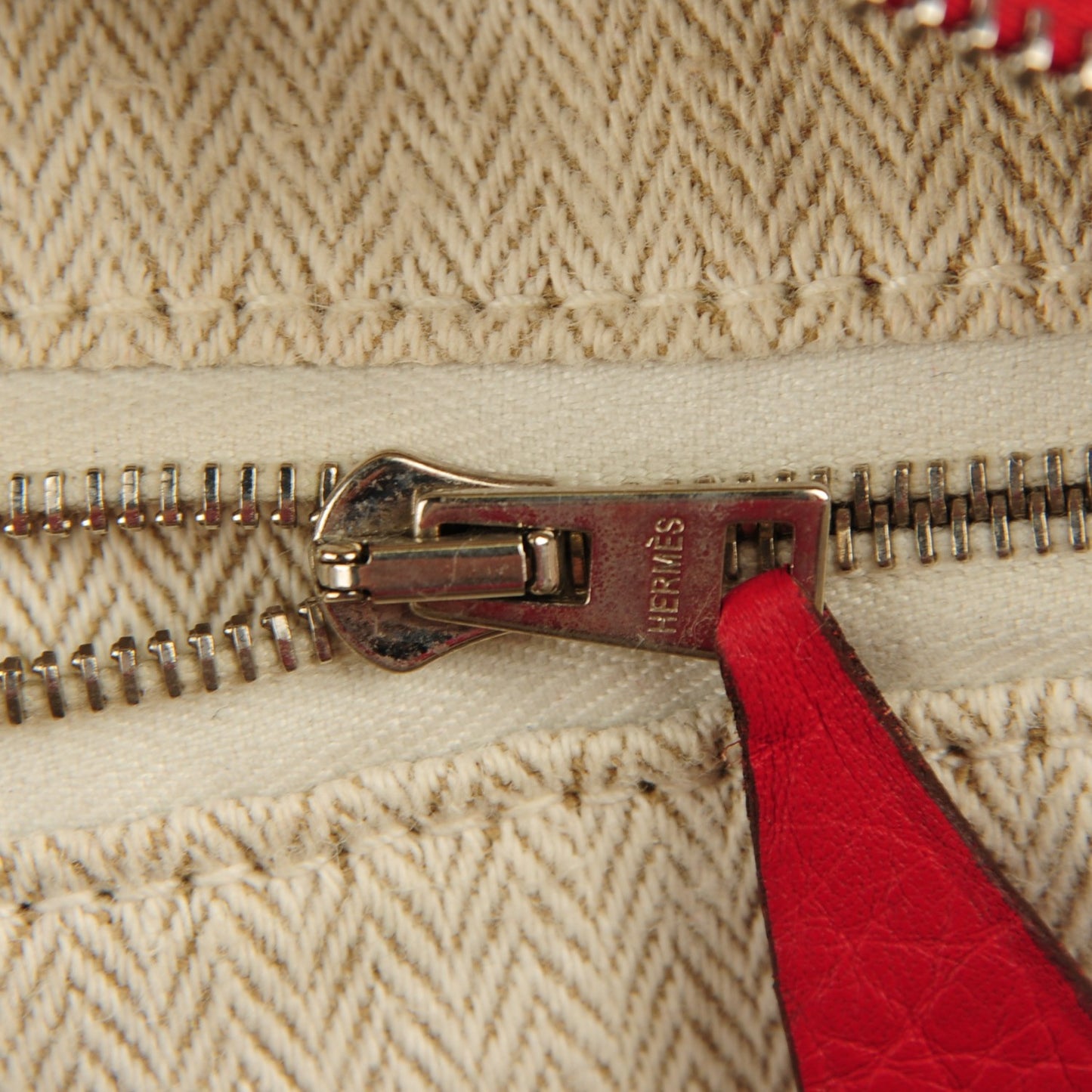 Taurillon Clemence Victoria II 35 Rouge Casaque
