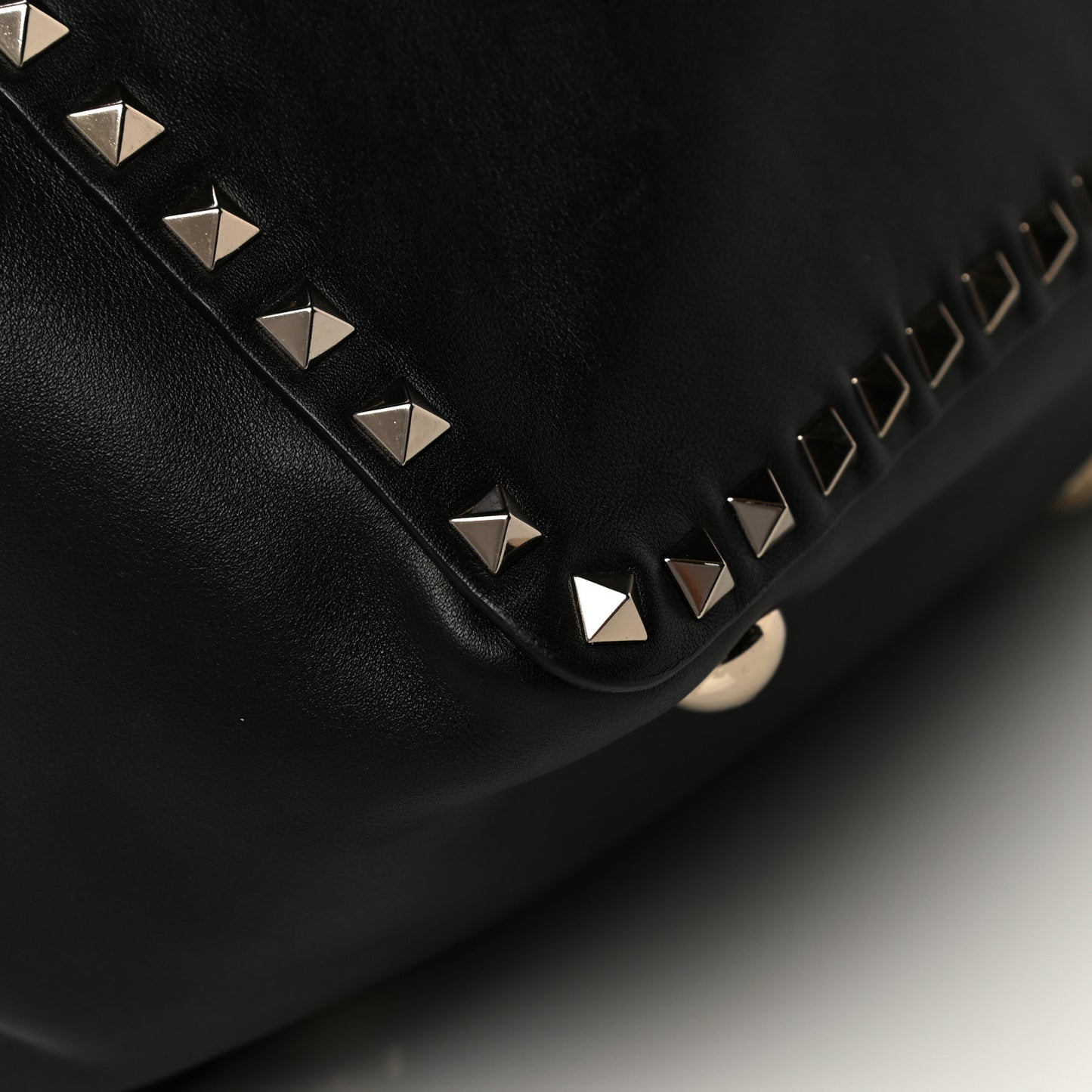 Vitello Medium Rockstud Tote Black