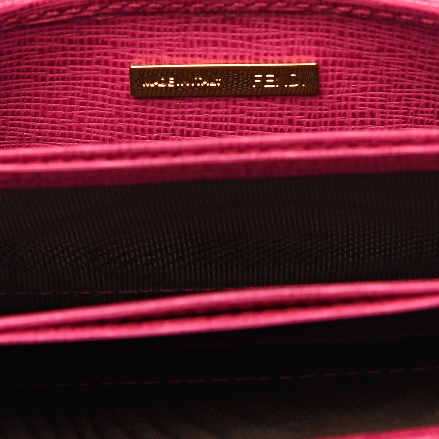 Vitello Elite Gusseted Card Holder Ciclamino