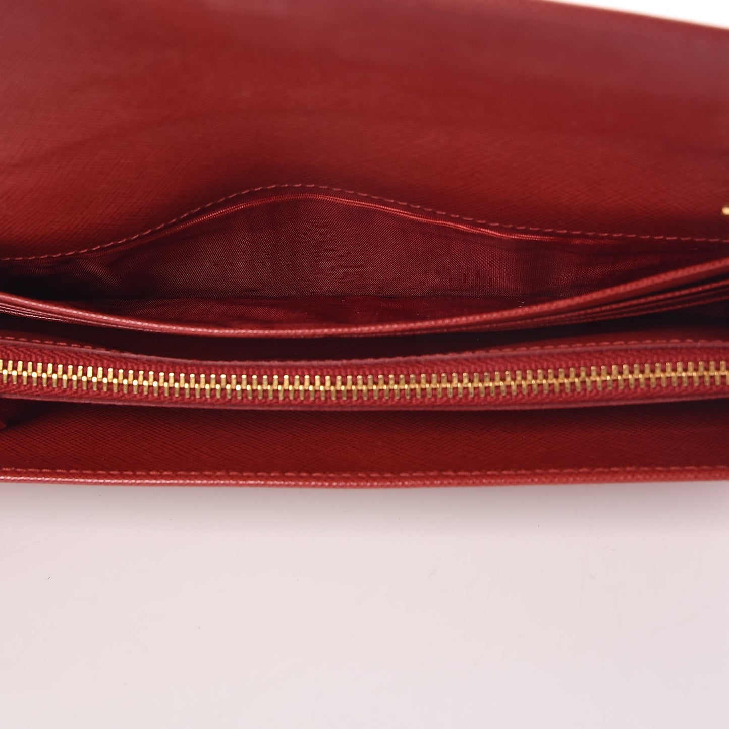 Saffiano Metal Oro Chain Wallet Fuoco