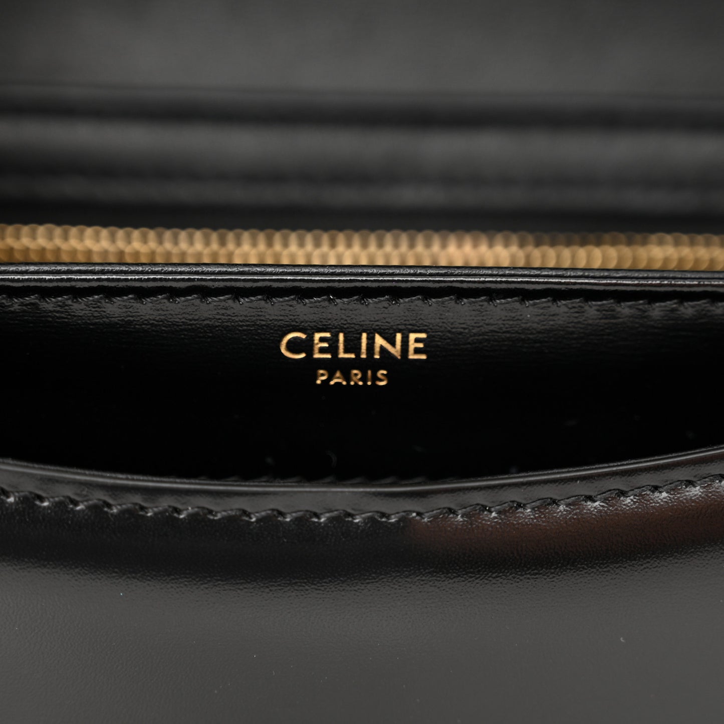 Shiny Calfskin Besace Clea Chain Triomphe Black