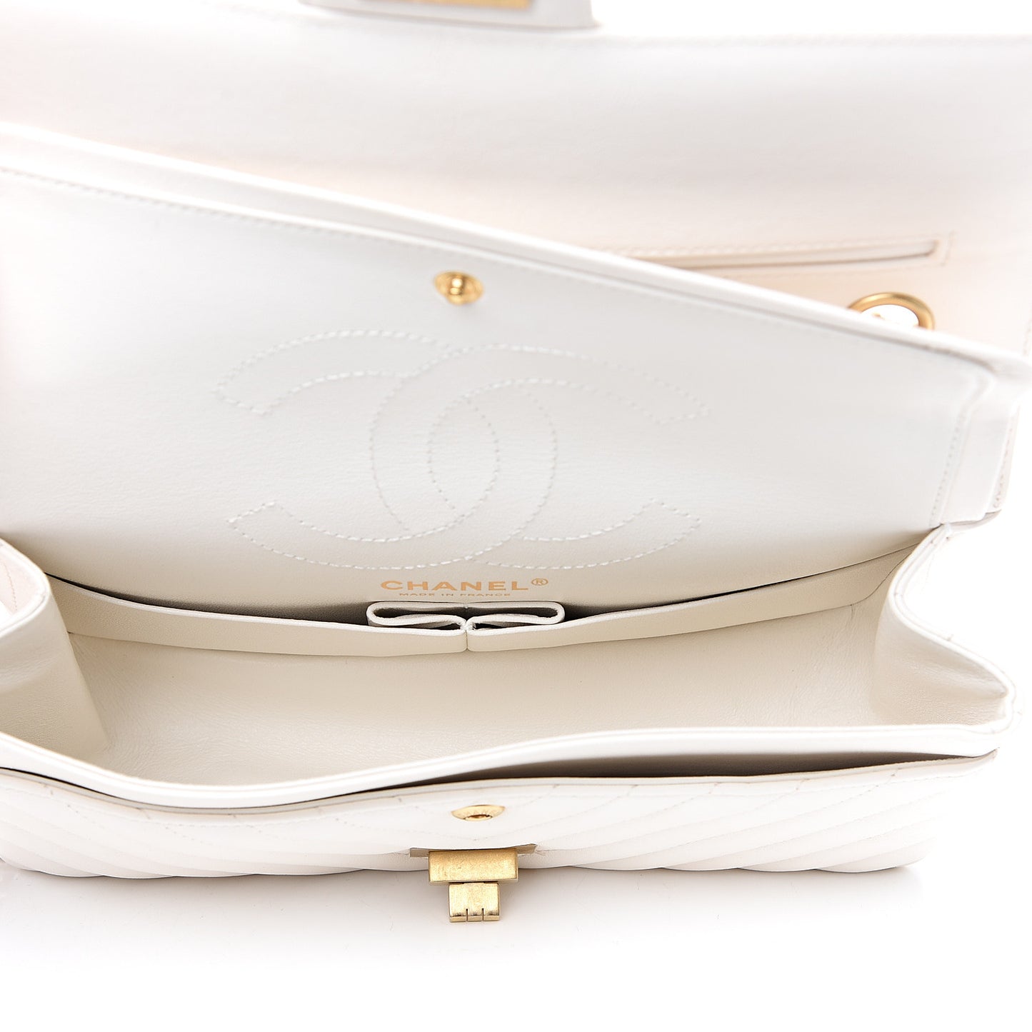 Aged Calfskin Chevron Quilted 2.55 Reissue 225 Flap White