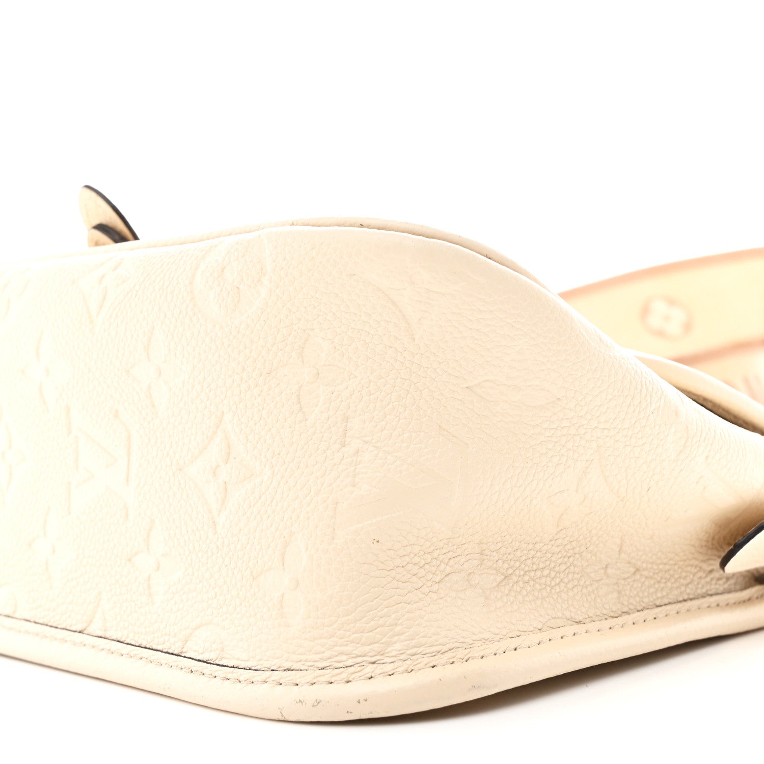 Louis Vuitton エンボス クッション クリーム色 Louis Vuitton エンボス クッション クリーム色 クッサン - メルカリ