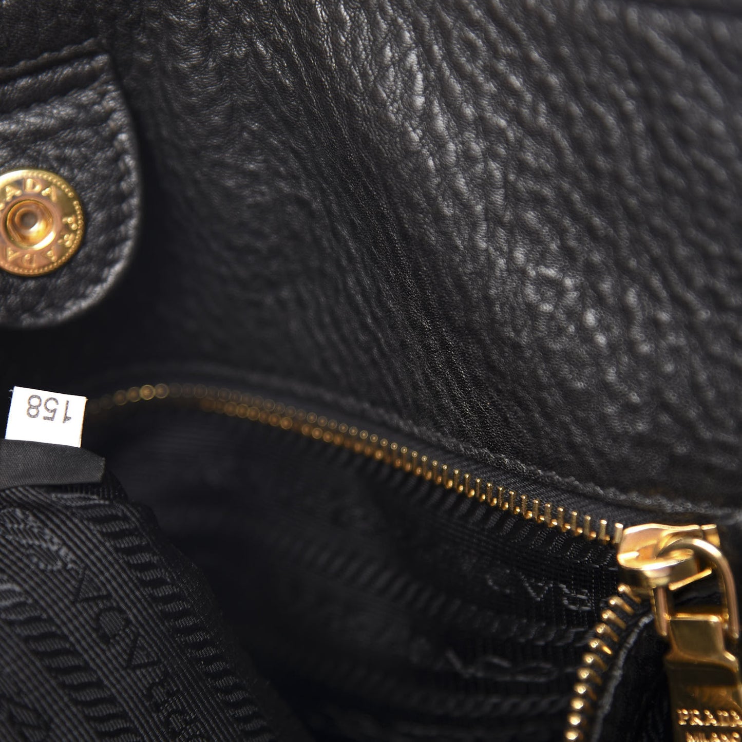 Vitello Daino Side Zip Tote Black