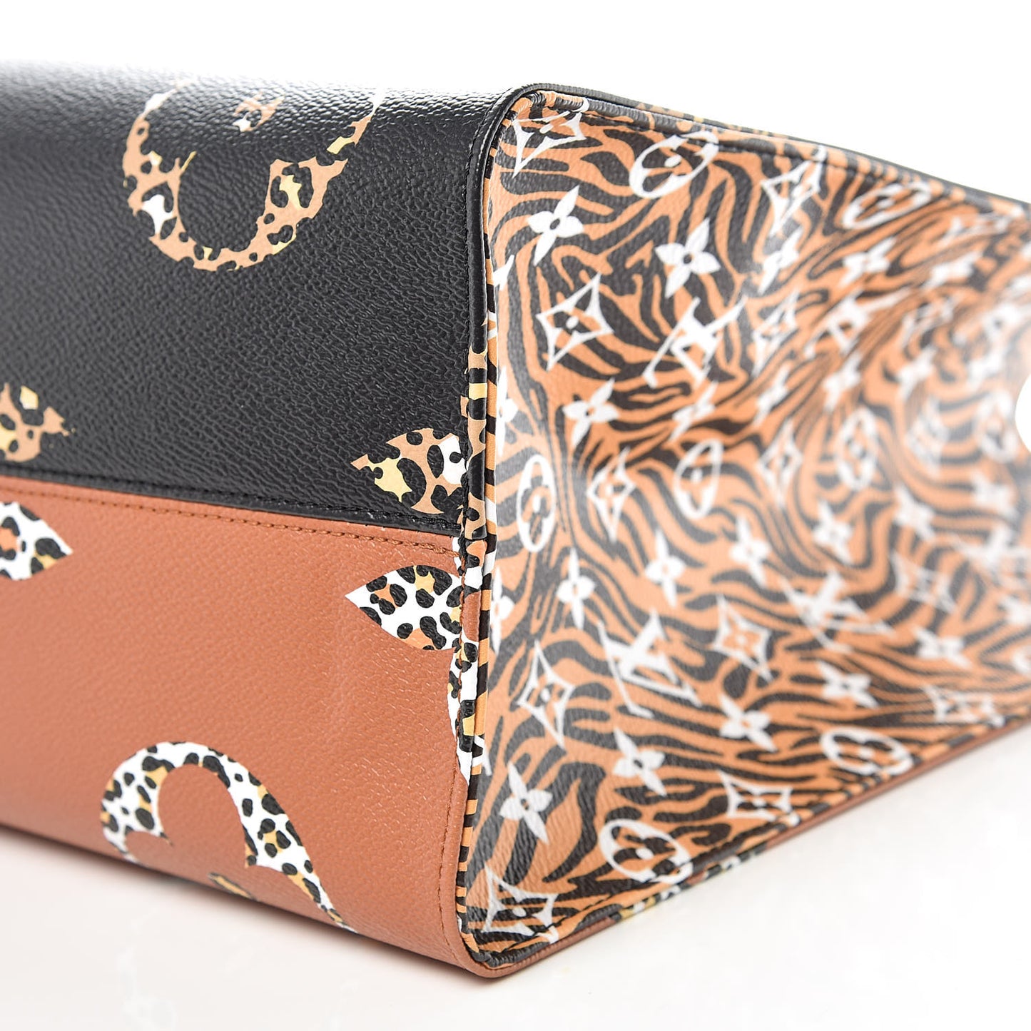 Monogram Giant Jungle Onthego GM Black