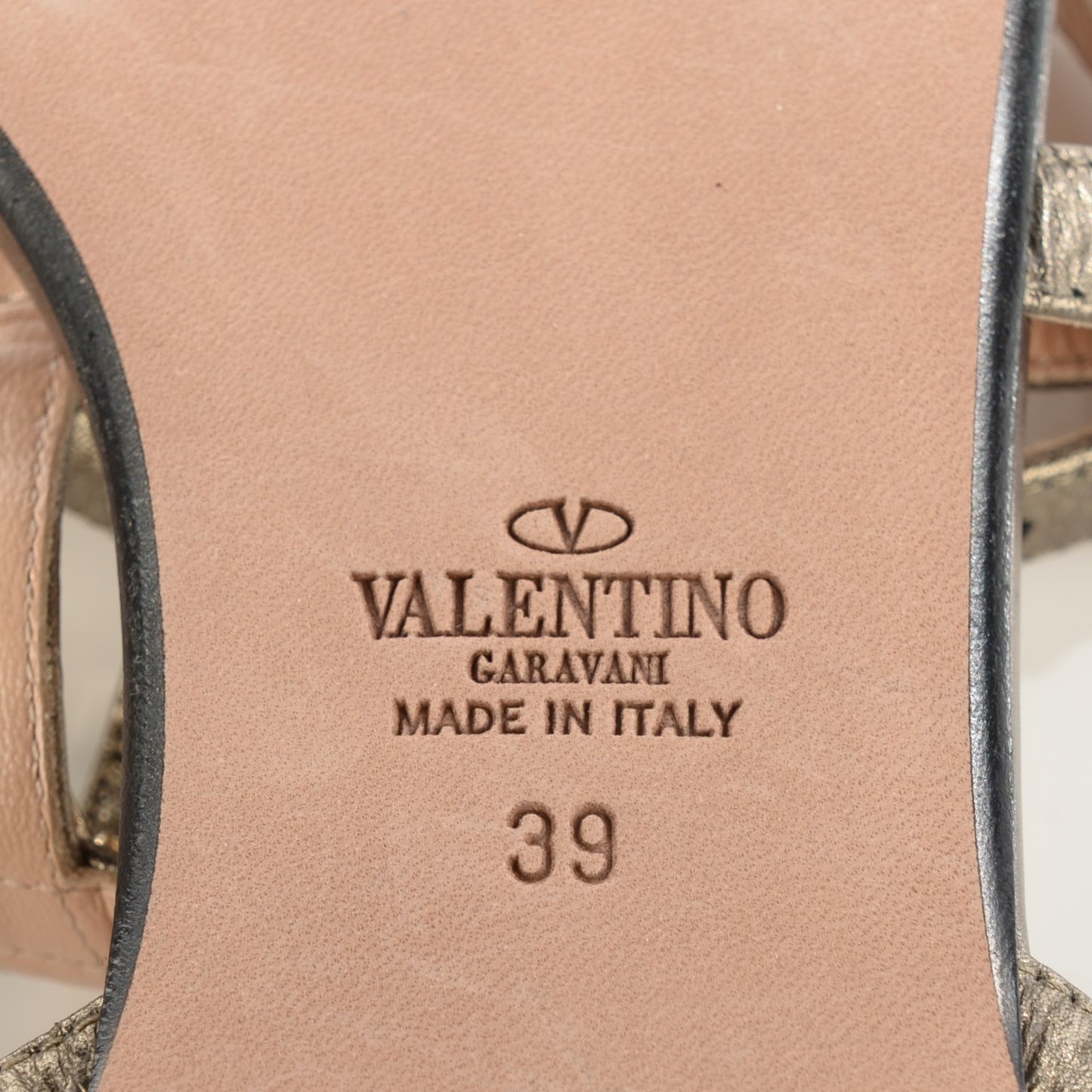 Metallic Pebbled Calfskin Rockstud Gladiator Flat Sandals 38.5 Sasso