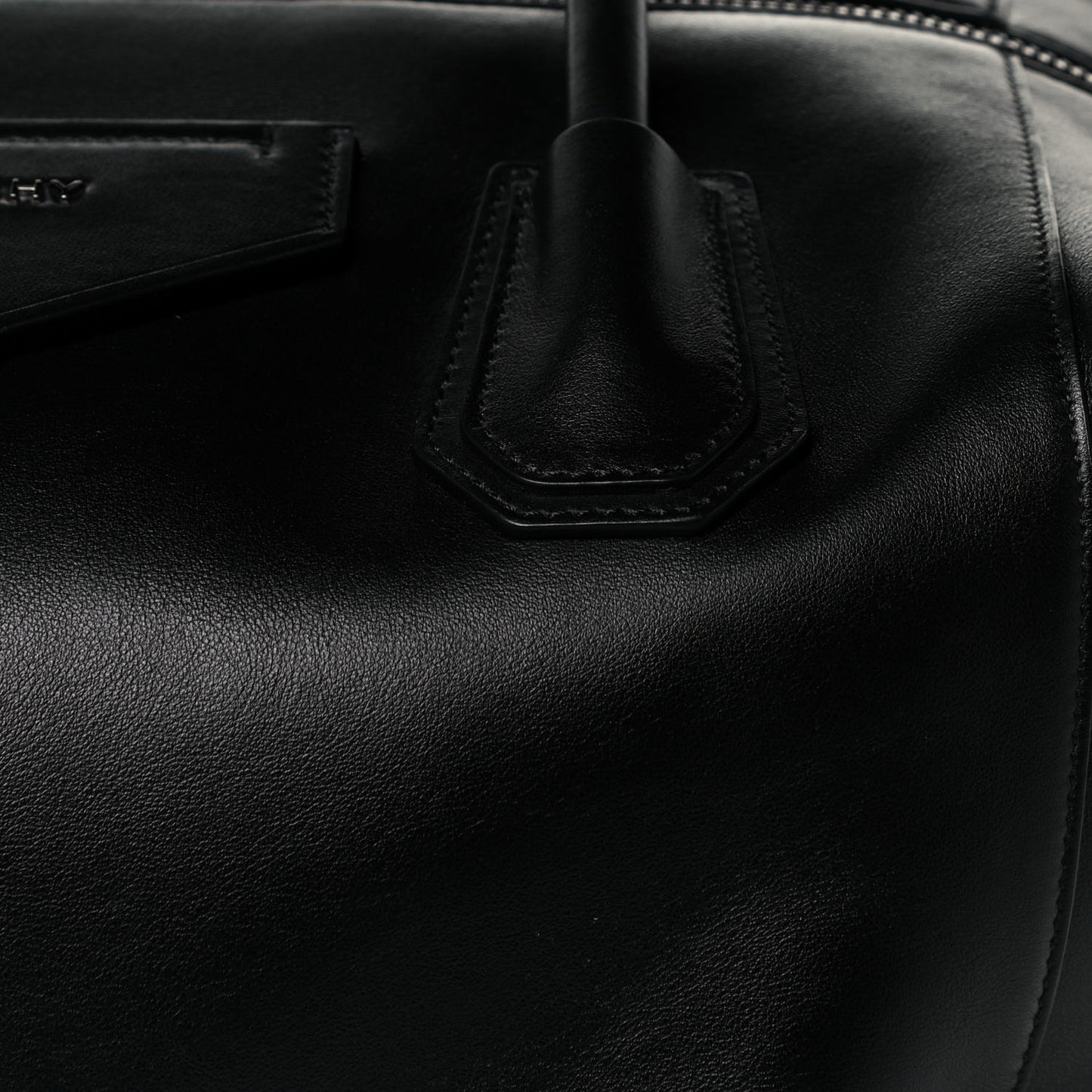 Smooth Calfskin Medium Soft Antigona Black
