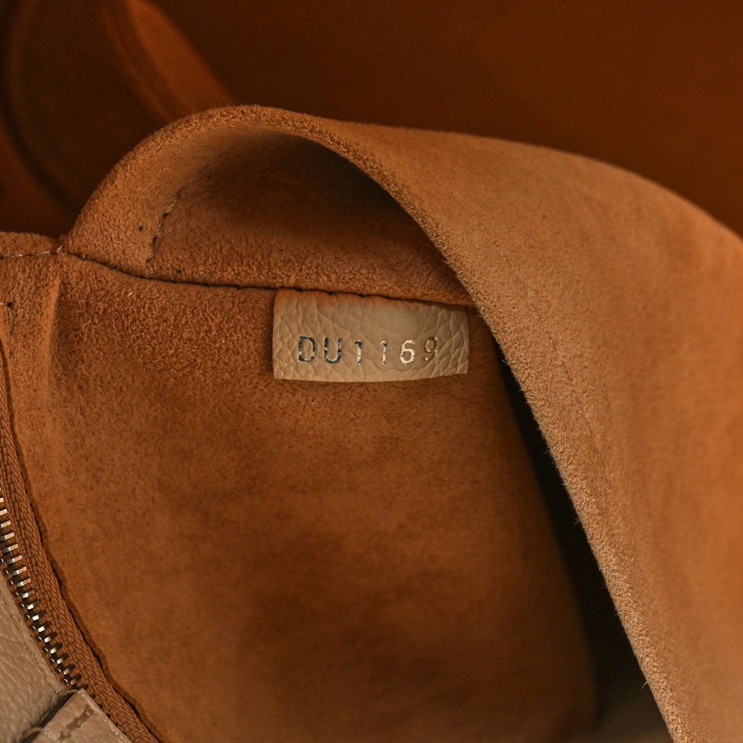 Calfskin Lockme Bucket Soie Quartz Calla