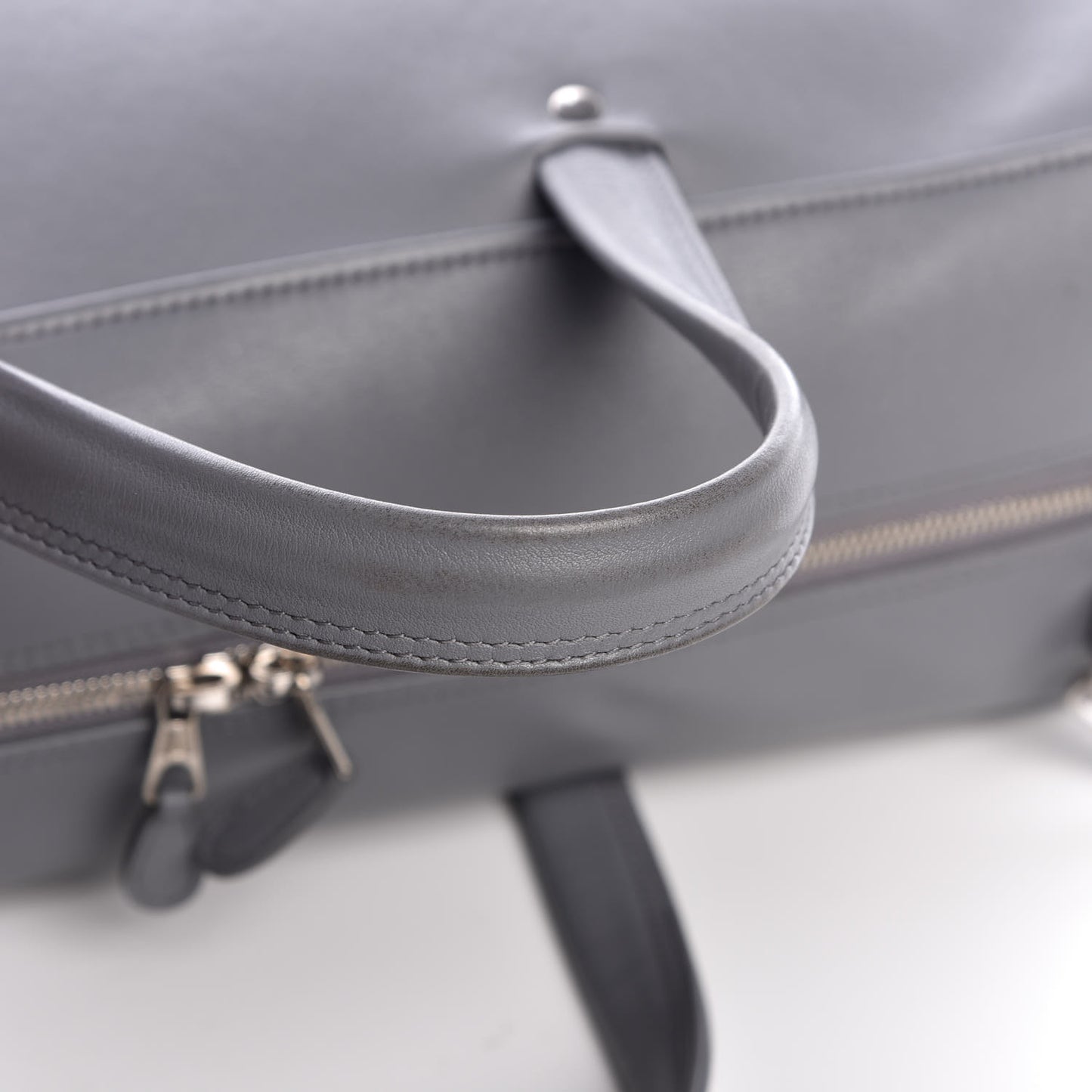 Calfskin M Triangle Duffle Gris Beton