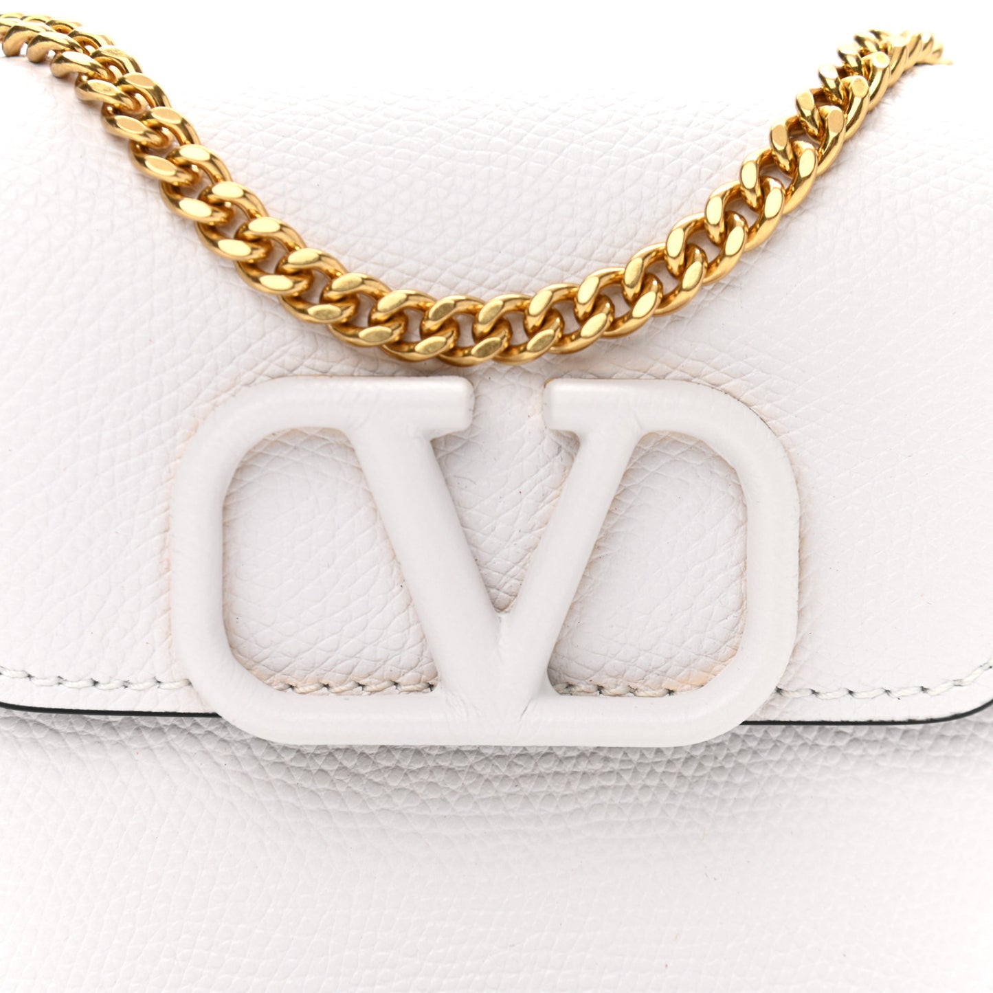 Grainy Calfskin Vlogo Compact Wallet with Chain Optic White
