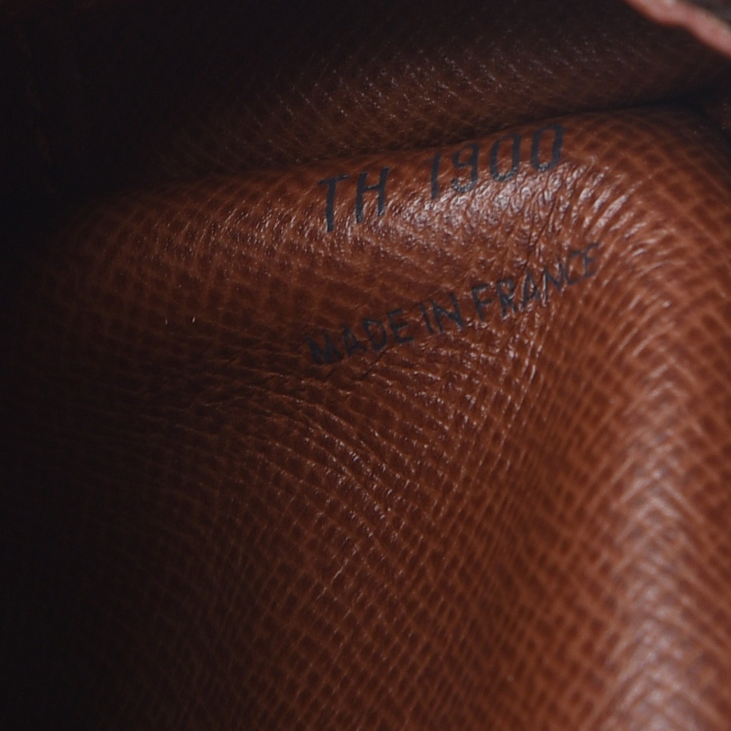 Monogram Nil 28